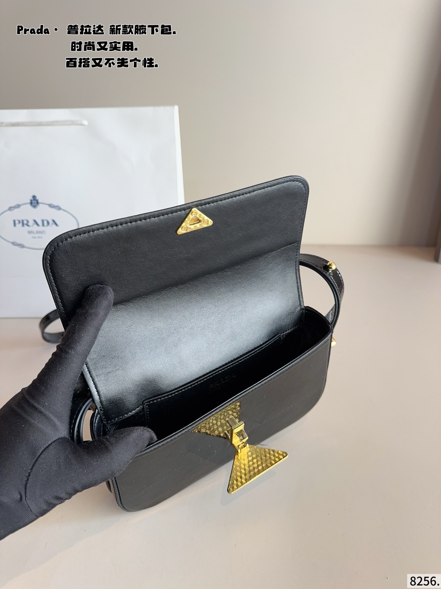 p145配礼盒🎁. 普拉达今年真的太流行中古腋下包了 一款sportsexy风格包包 超级喜欢它简单有质感的设计，上身性感而帅气，很能装而且方便啊！ 无敌时髦洋气～尺寸：21*4*12cm