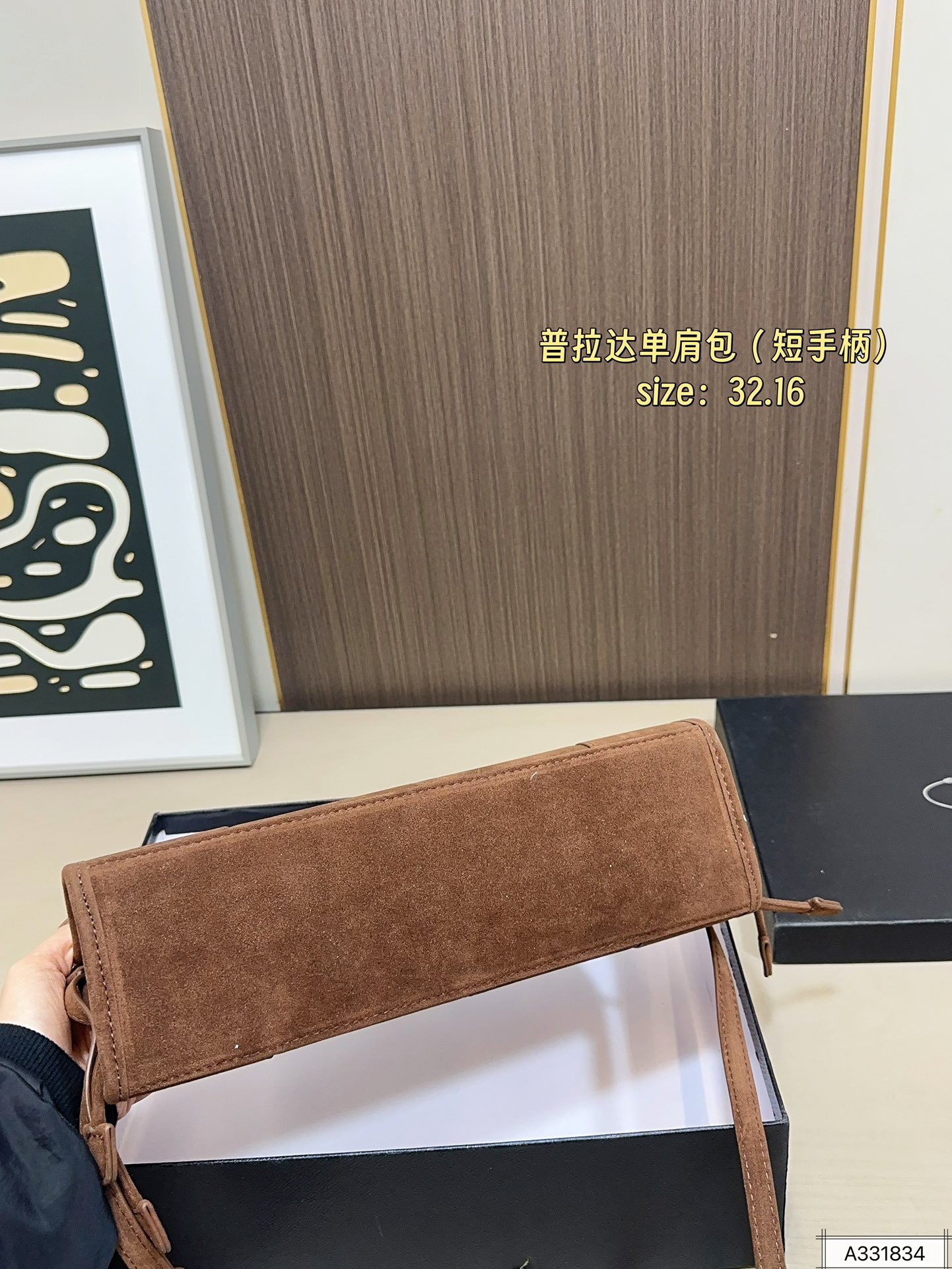 短手柄💰150 配礼盒🎁. 普拉达PRADA Soft lux单肩包. 质感很高级 容量超级大也很耐用 日常出街背它回头率百分百 就是这种随性慵懒感尺寸：32.16