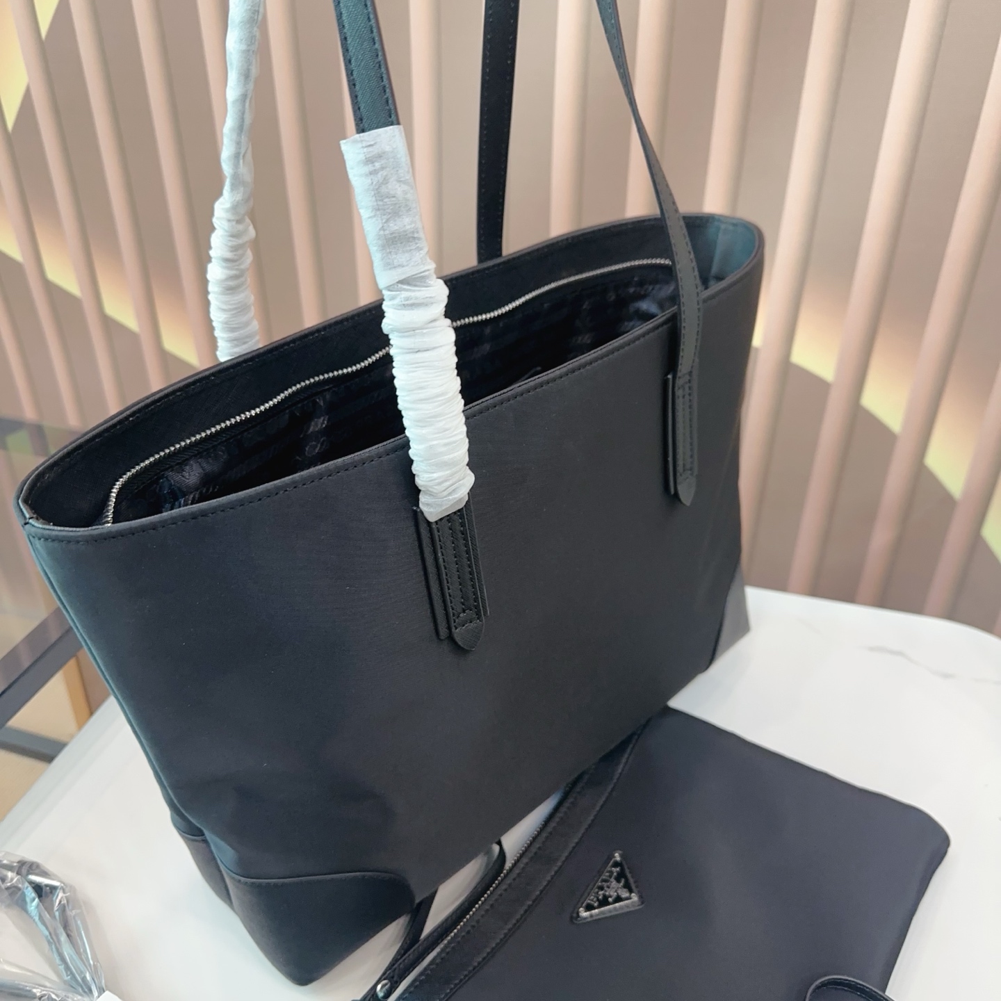 p135 三件套 Pradar最新中古包 eeprada普拉达新品中古包最近Pradar 龙设计,真的都太火了 革冬天的厚重感或夏天的运动感都可以轻松驾驭菜-眼就爱上了 Prada中古大包不论春夏秋冬都能背,百搭实用是大包里为数不多的仙女哦! 尺寸：35*11*27 bb