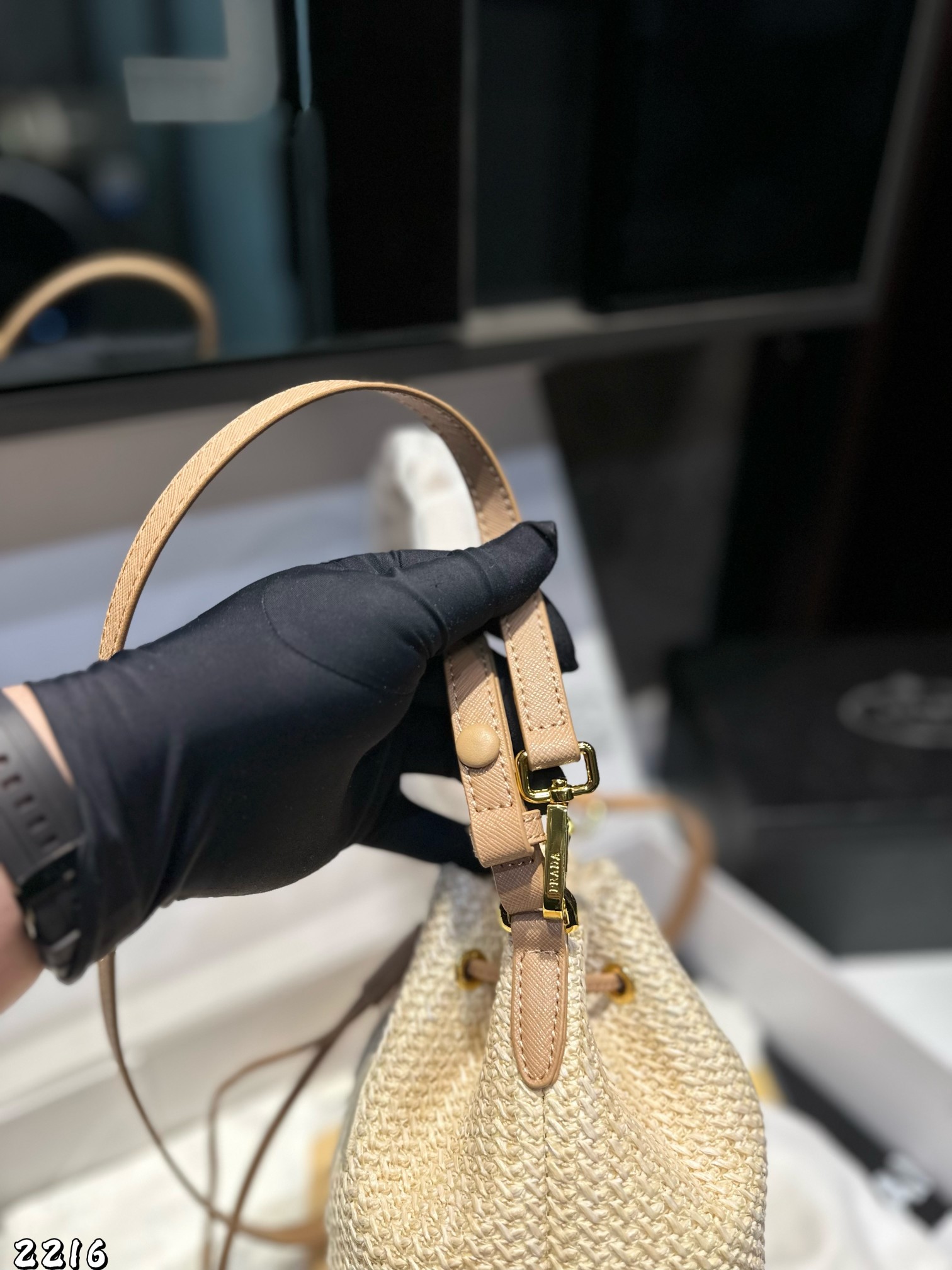 ❤️p130❤️ ✅新品推荐🔜Prada普拉达专柜同款编织水桶包～草编包👍高端货！可手提可肩背～各大明星追捧的爆款～棕榈叶和牛皮编织而成‼️采用最好的五金配件！经典logo！（size：19*21*12）