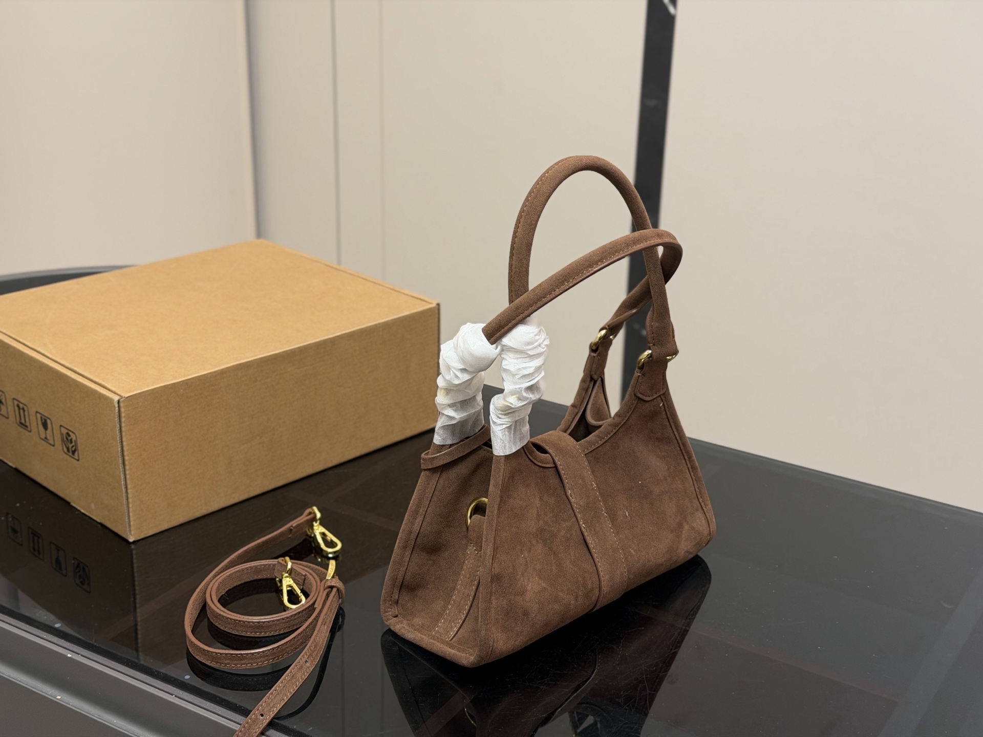 &yen;170 size：26.18cm 普拉达 hobo中古腋下包 多了一份随意和简单， 完全的时尚百搭！