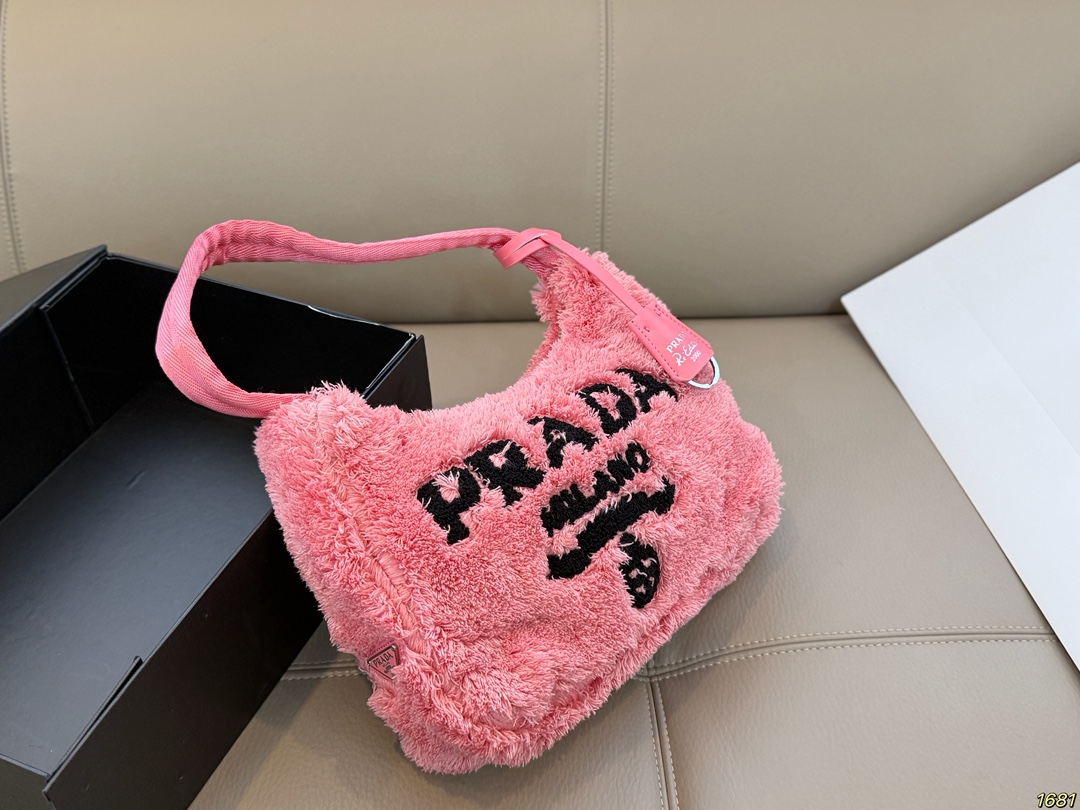 &yen;120 普拉达PRADA 环保毛腋下包 加上毛茸茸的元素瞬间软绵绵的 一下就温柔起来了。 秋冬很适合背毛绒包！ 不仅手感很棒 还能取暖~ 软乎乎毛茸茸 简直无法拒绝啊 尺寸24 15