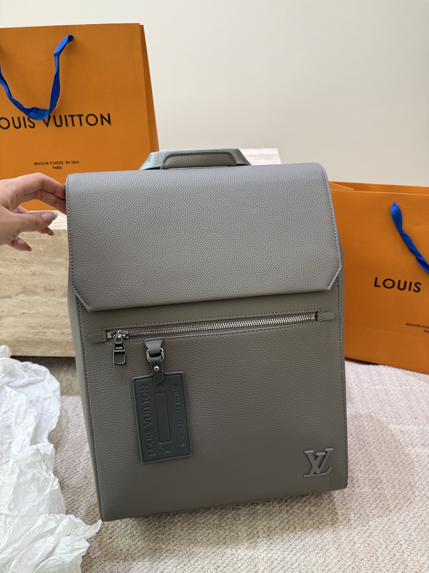 P160 高顔値双肩包/ LV Discovery 百搭通勤经典牛皮双肩包 LV最好看的双 肩包出差旅行必备 休闲商务都可驾驭 容量超大超能装 大热门款个人认为这是一款最合适男士的包包 超级酷 COOL 尺寸 30 40cm