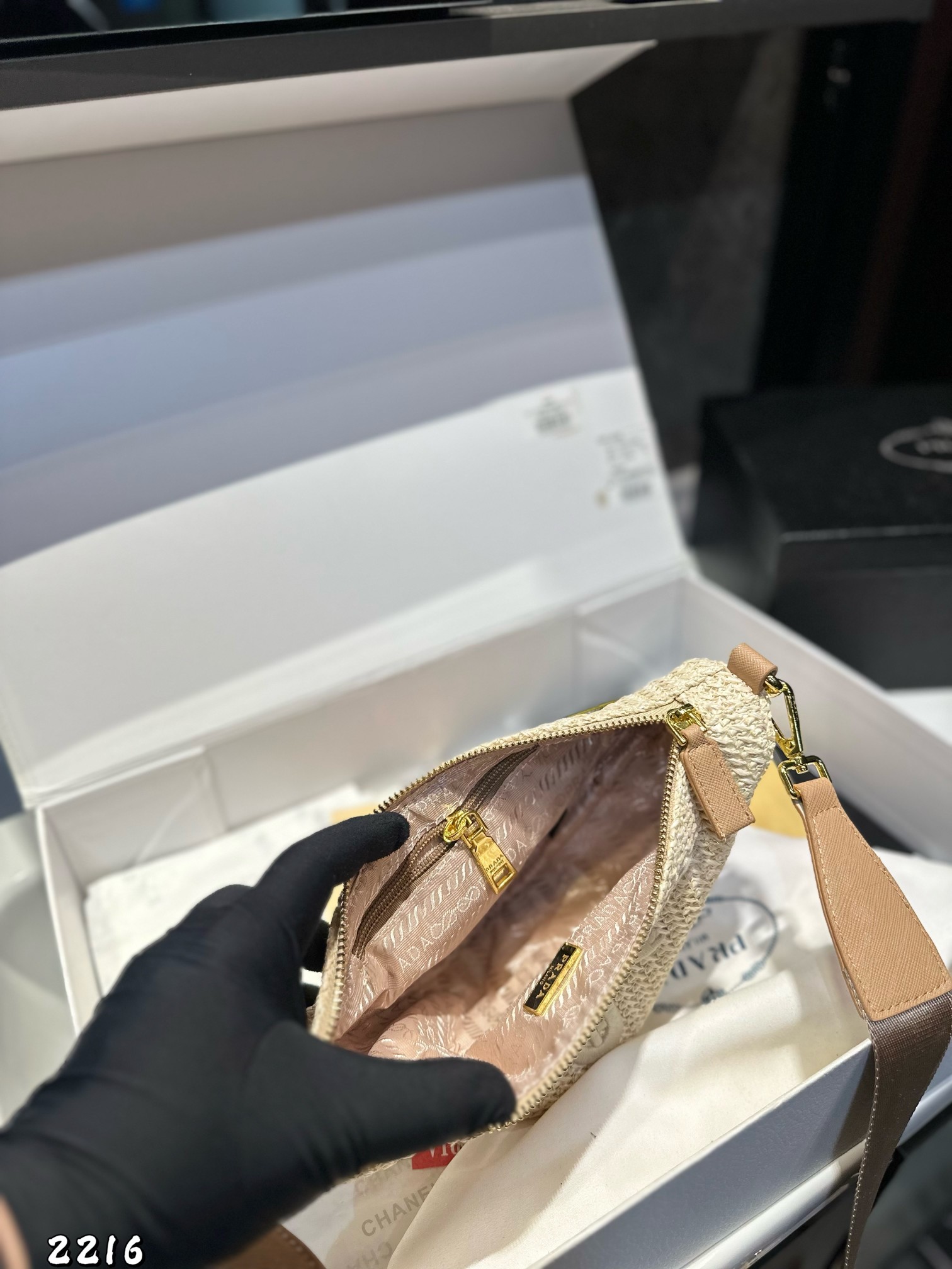 ❤️p130❤️ ✅新品推荐🔜升级版🔥Prada普拉达专柜同款编织三角包～草编包👍配小包‼️高端货！可肩背～各大明星追捧的爆款～棕榈叶和牛皮编织而成‼️采用最好的五金配件！经典logo！（size：28*14*10 小包9*13）