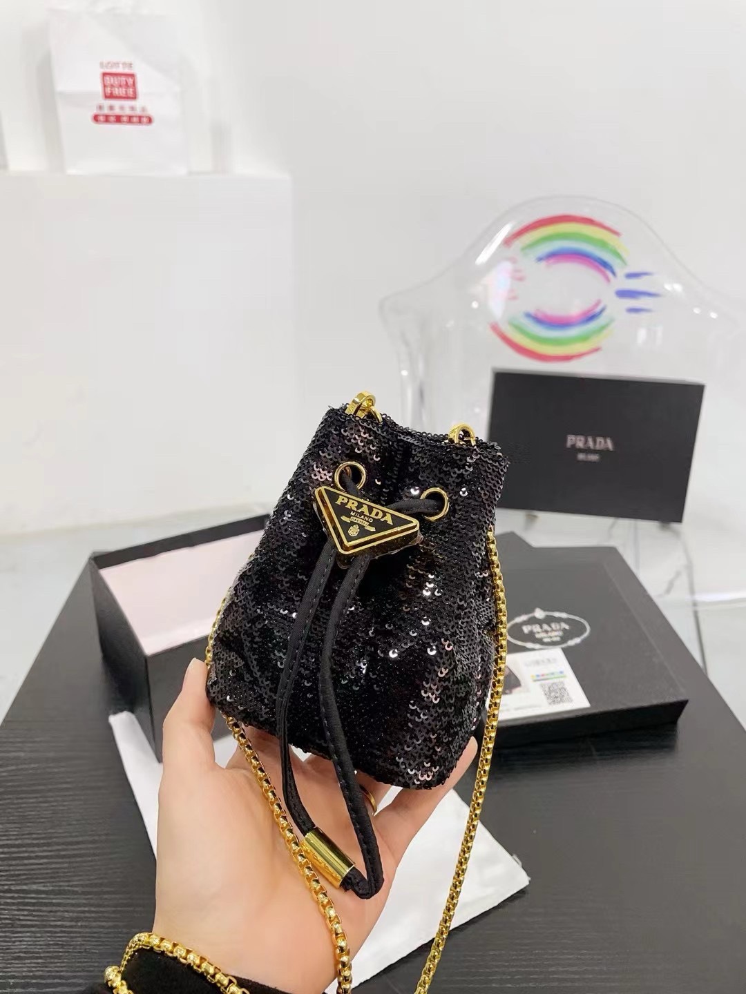 👑💰P105配盒 ⚠️尺寸10.13 普拉达PRADA mini亮片水桶包 太可爱了，bling bling的效果非常吸睛 可仙可酷，难道你不心动。 太美太可爱了