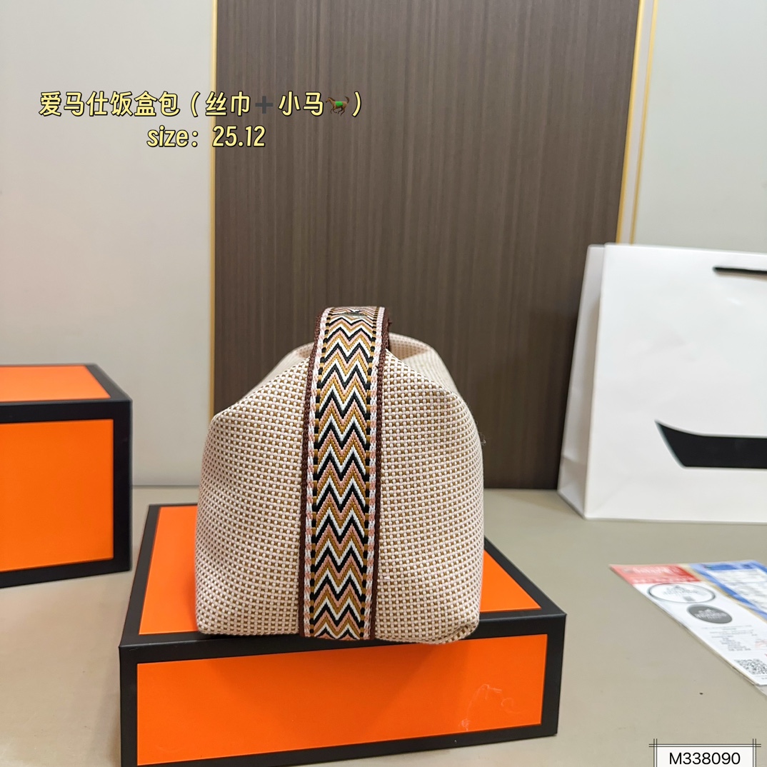💰105 礼盒包装 丝巾➕小马 爱马仕帆布收纳包饭盒包。 帆布的材质随性且休闲！ 优雅贵气高级感并存！ 尺寸25&times;12