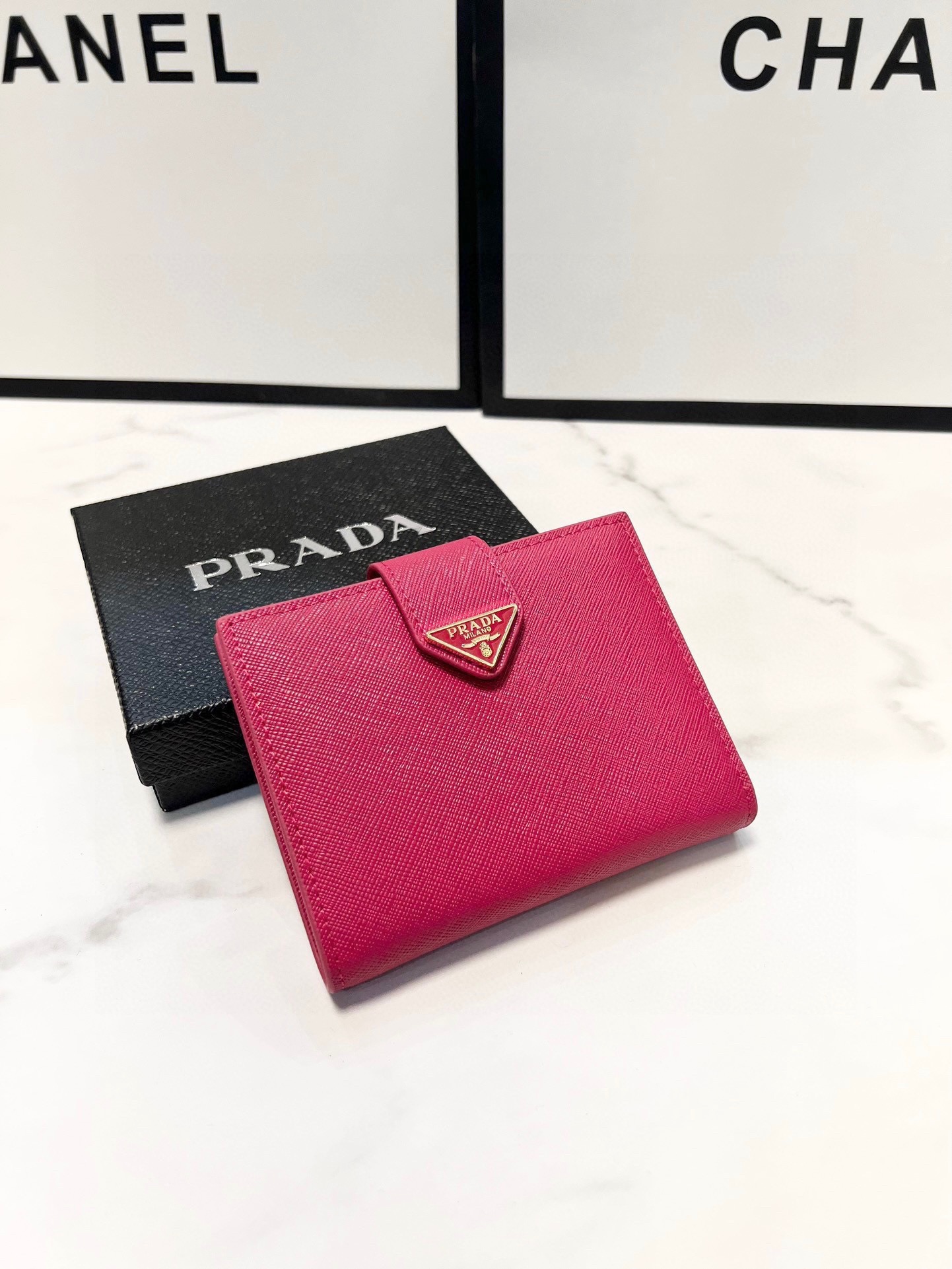 P95🎀🎀颜色 黑 玫红 蓝 粉🎀尺寸 11x10🎀实拍普拉达👏时尚钱包，优质十字纹牛皮👍🏻高档五金配件，内阁丰富，超级实用❗️现货高品质[得意]