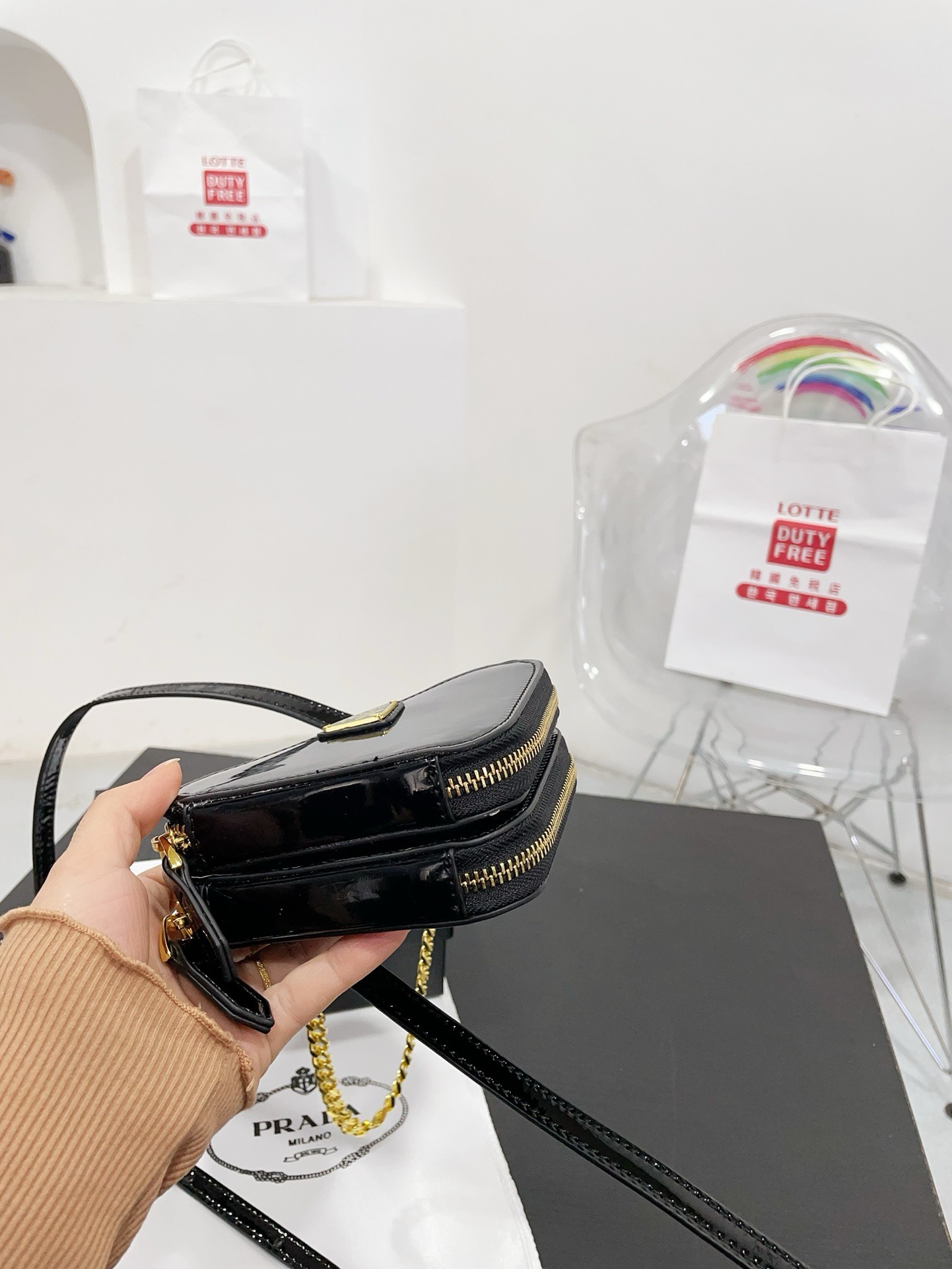 📷💰115配盒子 Prada 三角包❤️ 普拉达家新款 迷你小三角包/精致零钱包时尚凹凸造型单品 拿来当配饰也是极好的时髦小配件可爱的不要不要的 尺寸 16.10cm