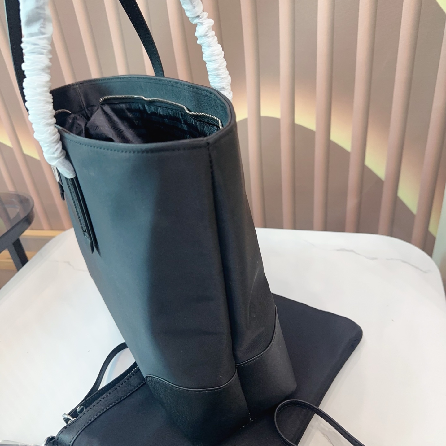 p135 三件套 Pradar最新中古包 eeprada普拉达新品中古包最近Pradar 龙设计,真的都太火了 革冬天的厚重感或夏天的运动感都可以轻松驾驭菜-眼就爱上了 Prada中古大包不论春夏秋冬都能背,百搭实用是大包里为数不多的仙女哦! 尺寸：35*11*27 bb