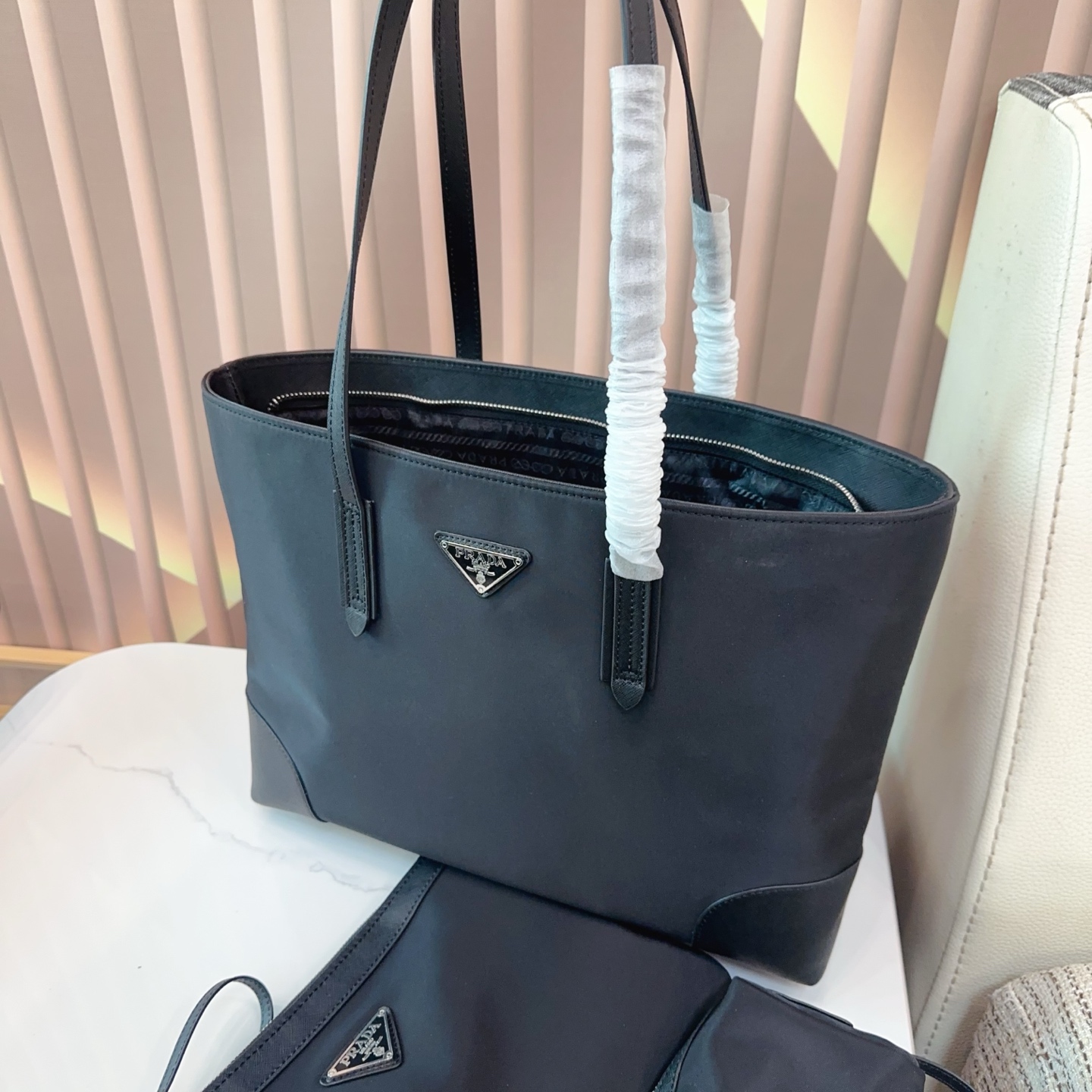 p135 三件套 Pradar最新中古包 eeprada普拉达新品中古包最近Pradar 龙设计,真的都太火了 革冬天的厚重感或夏天的运动感都可以轻松驾驭菜-眼就爱上了 Prada中古大包不论春夏秋冬都能背,百搭实用是大包里为数不多的仙女哦! 尺寸：35*11*27 bb