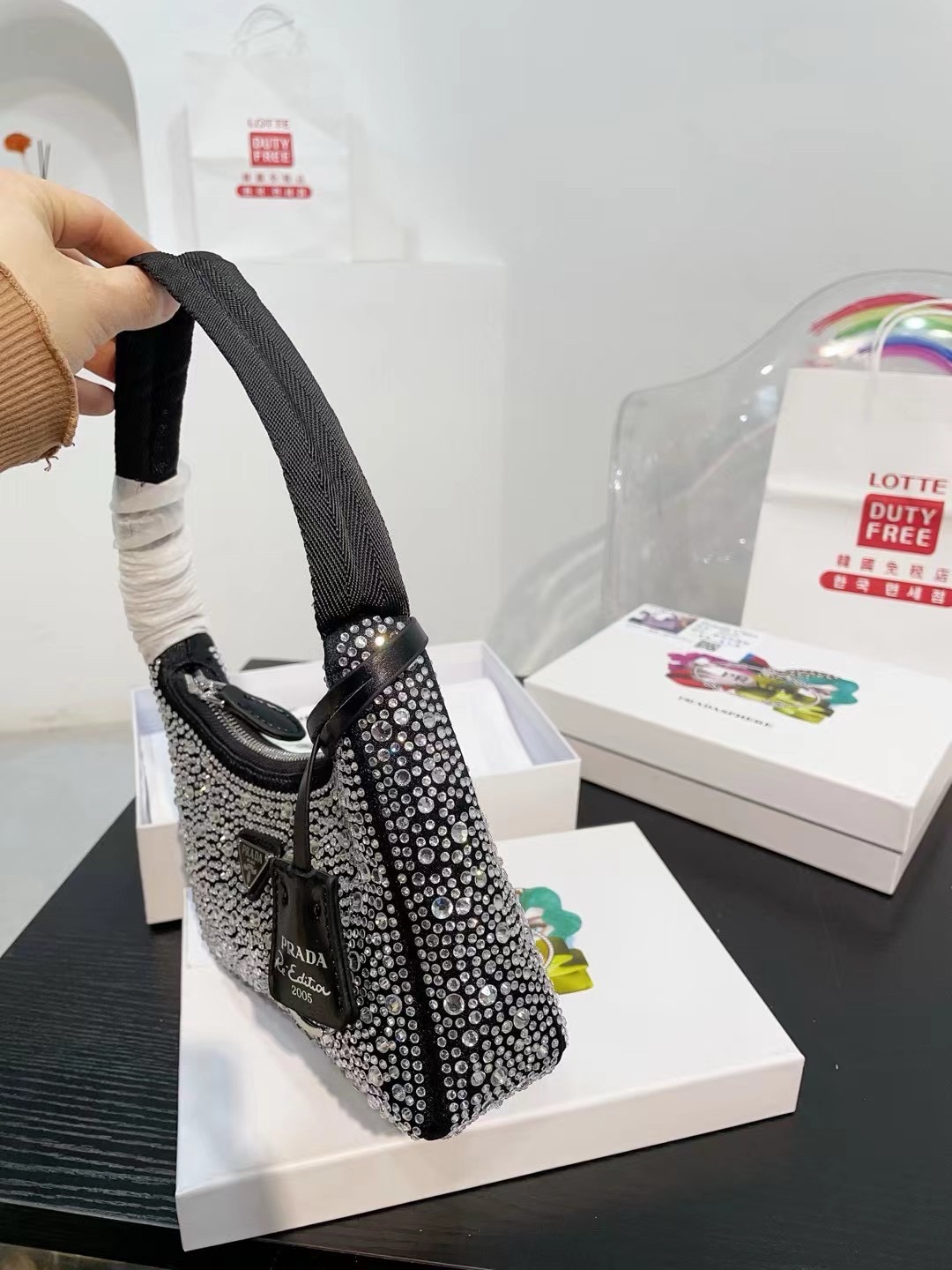 👑💰130配盒子 普拉达水钻石腋下包 ✧Prada͎ 闪钻包 红翻天的一款 专柜一只难求 我家原单复刻版 -今年真的太流行腋下包了 🤞🏿 超级喜欢它简单有质感的设计，很能装而且方便啊！ 无敌时髦洋气～哈哈真香😜耐磨耐用 尺寸 20 12