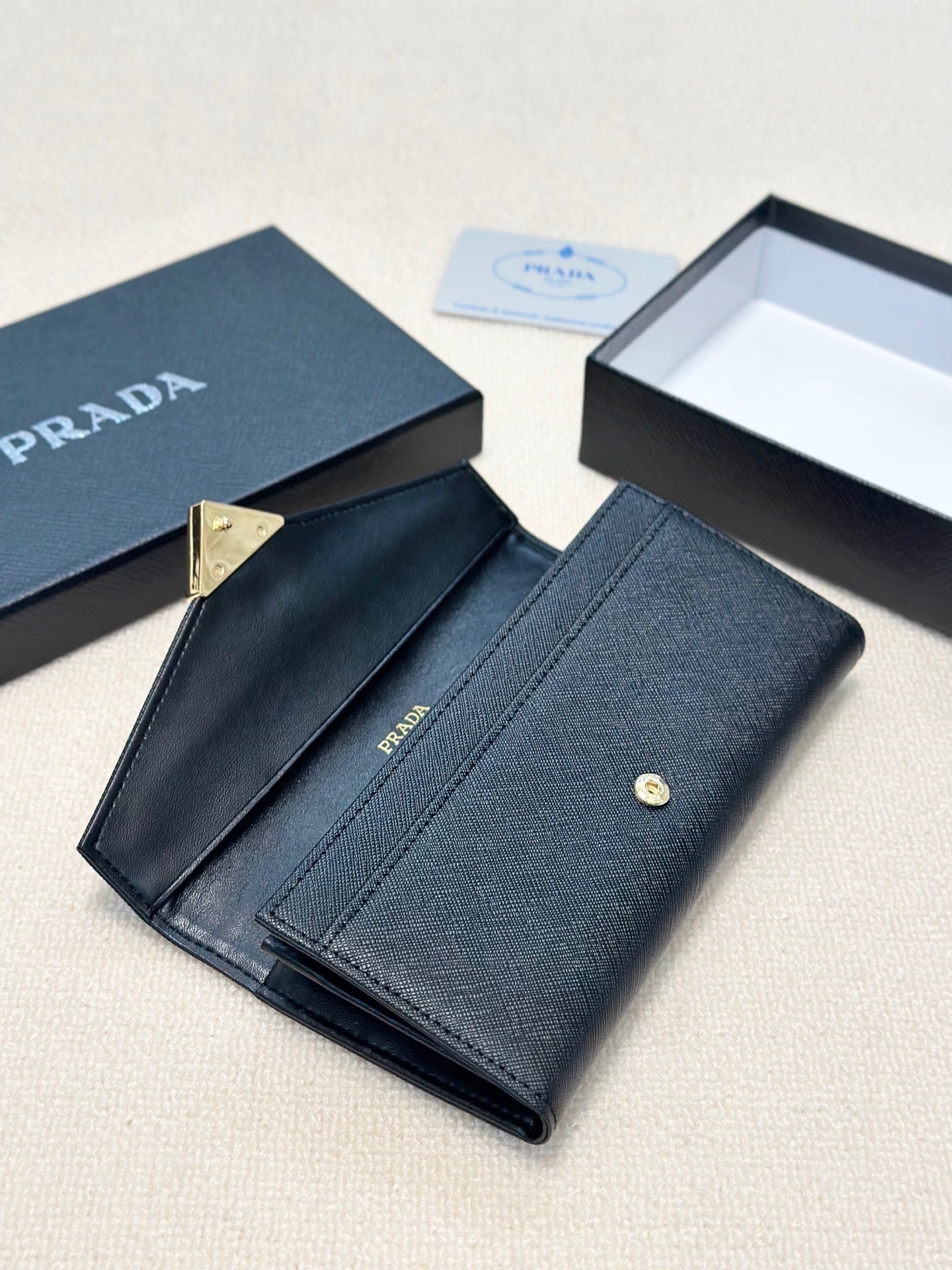 P95🎀🎀颜色 黑🎀尺寸 19x10🎀普拉达爆款牛皮两折钱包🔥款式经典做工精细耐磨耐用手感极佳❤