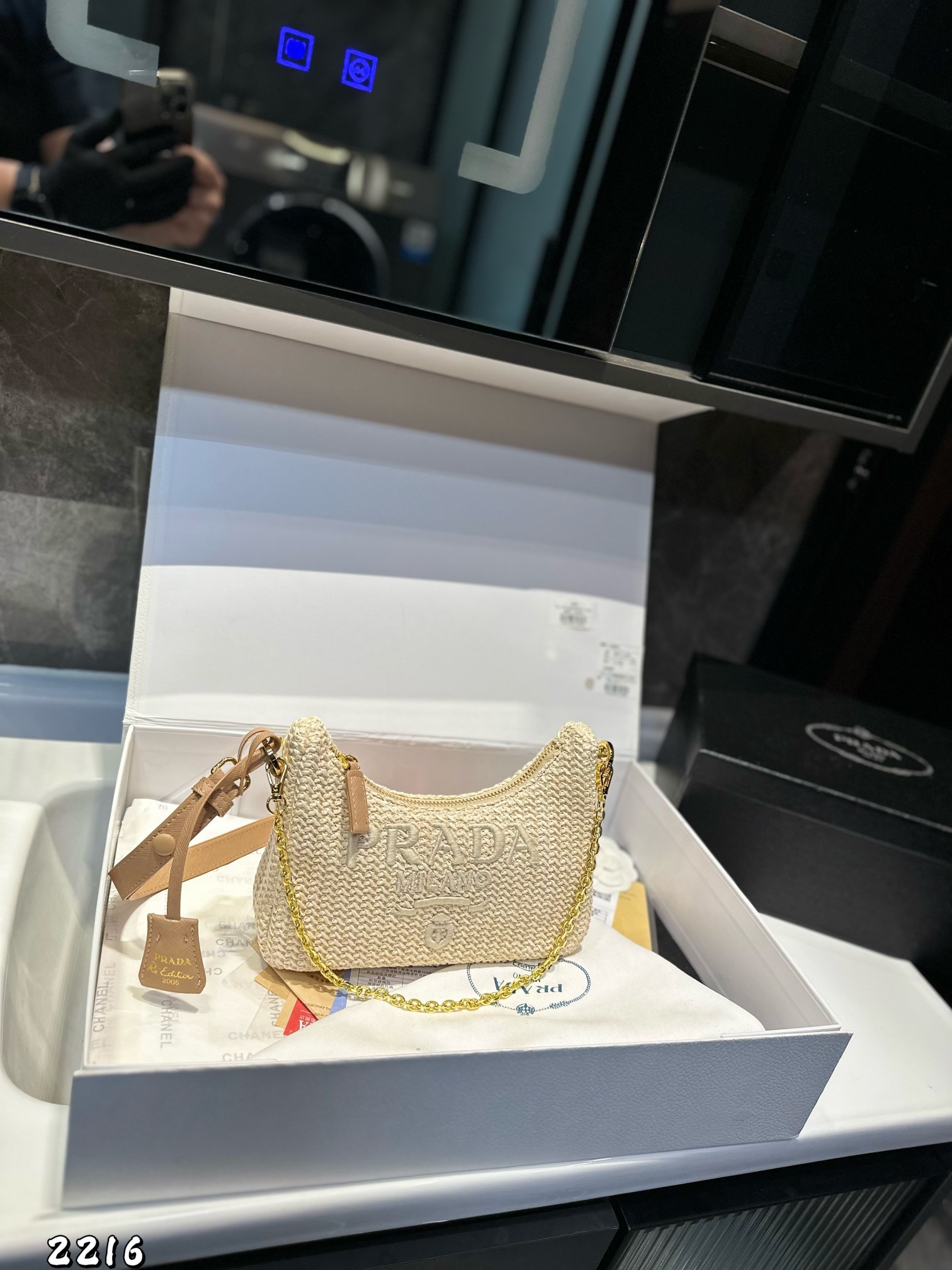 ❤️p125❤️ ✅新品推荐🔜升级版🔥Prada普拉达专柜同款编织hobo腋下包👍高端货！配链条和皮带！各大明星追捧的爆款～棕榈叶和牛皮编织而成‼️采用最好的五金配件！经典logo（size：22*15*5）