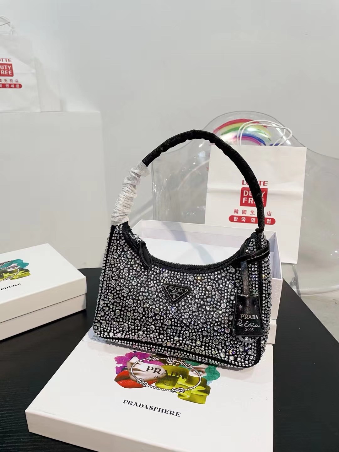 👑💰130配盒子 普拉达水钻石腋下包 ✧Prada͎ 闪钻包 红翻天的一款 专柜一只难求 我家原单复刻版 -今年真的太流行腋下包了 🤞🏿 超级喜欢它简单有质感的设计，很能装而且方便啊！ 无敌时髦洋气～哈哈真香😜耐磨耐用 尺寸 20 12