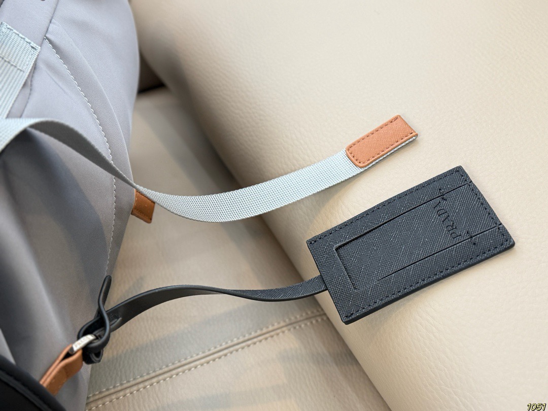 &yen;210 PRADA普拉达新款双肩包 满足日常所需，解放双手 款式百搭 非常能装👍 进口尼龙面料，低调简单 包身不易变形，自重轻❗️ 尺寸26 38