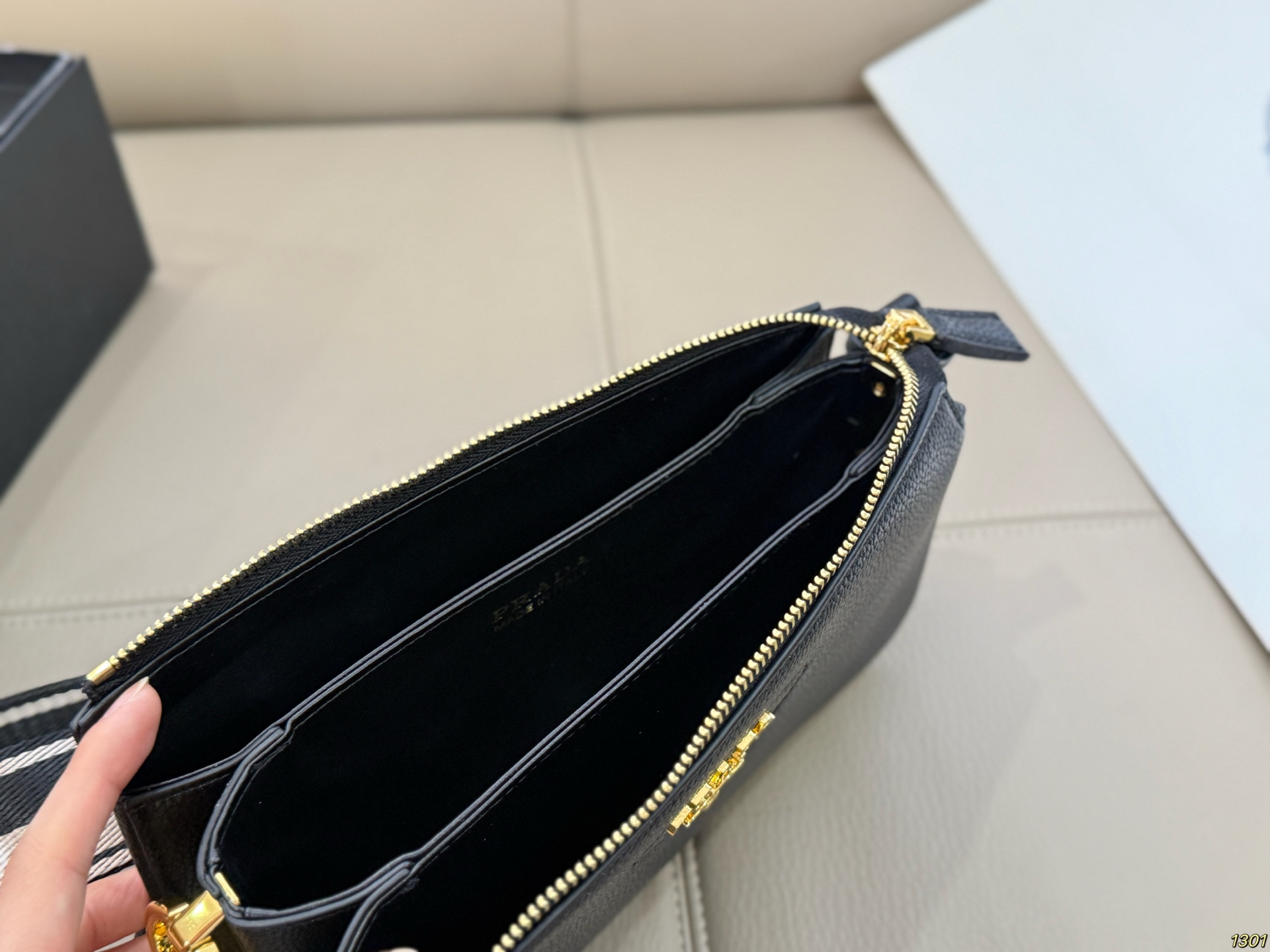 &yen;185 普拉达prada风琴包 太完美 格层多多 什么衣着全能搭配 容量空间大 手感超柔软 赶紧入手吧尺寸24.14