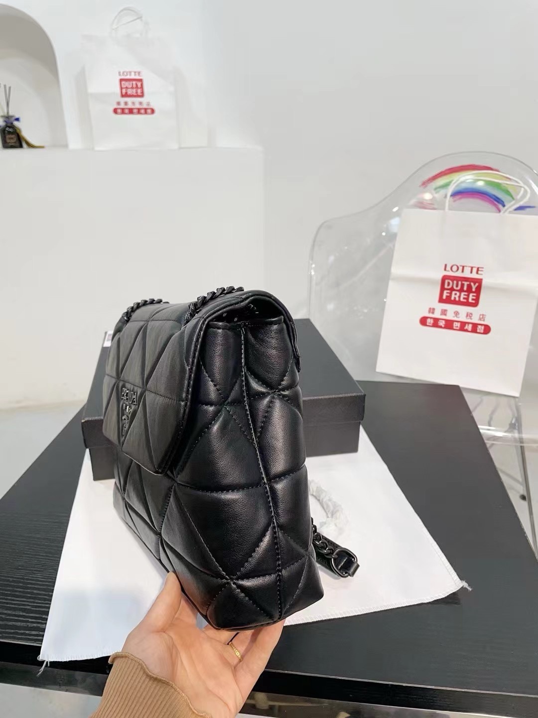 👑💰125💰130💰配盒🎁 尺寸：28.8.20cm/24.6.49cm 普拉达小羊皮斜挎包 单肩包 网红推荐爆款 整个包型，是以当代流行的复古风！单单Logo按扣的设计就可以单手优雅的翻盖