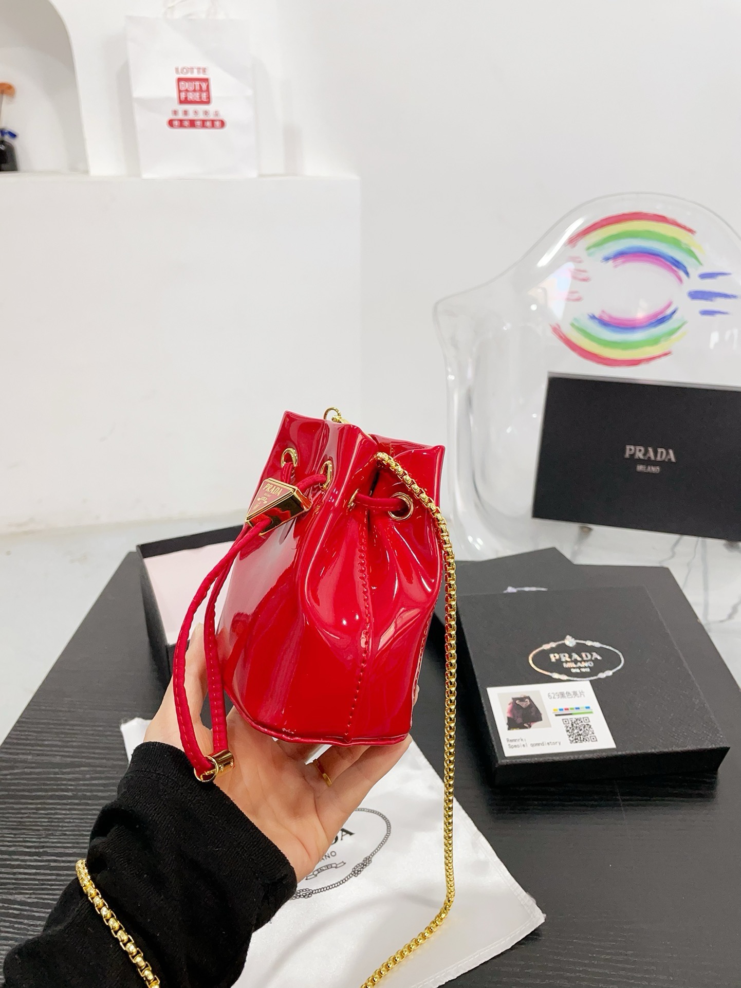 👑💰P105配盒 ⚠️尺寸10.13 普拉达PRADA mini亮片水桶包 太可爱了，bling bling的效果非常吸睛 可仙可酷，难道你不心动。 太美太可爱了