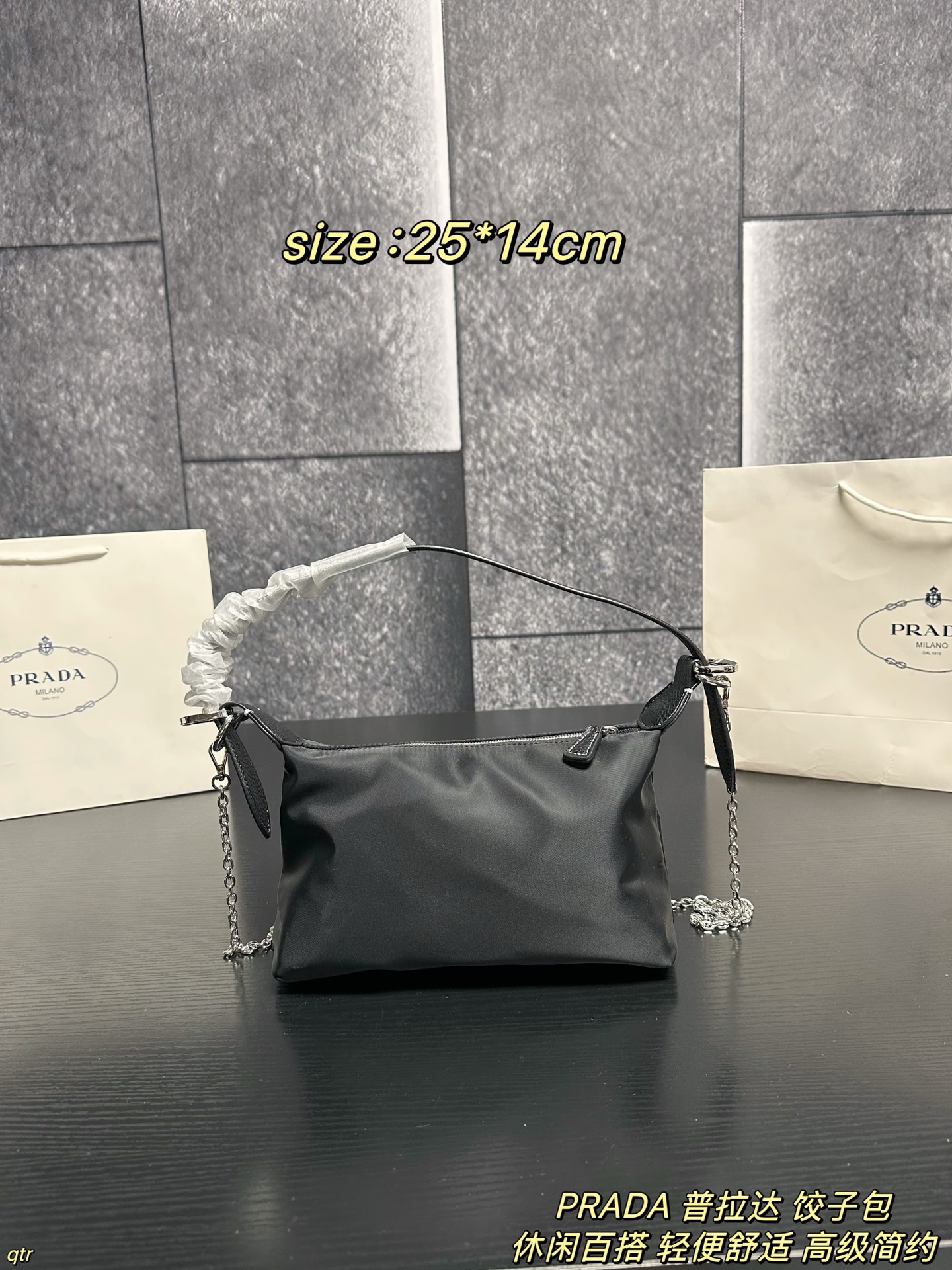 P95配盒 PRADA 普拉达 饺子包 不撞包又实用的小众 Prada尼龙饺子包，这颗造型非常可爱🤩像一个饺子🥟嘿嘿～简约又不失设计感 百搭实用款✨使用率也会很高 因为它好看又方便呀，贴心的设计边角还有皮革保护防磨损，容量也很大 出街通勤都没有问题滴～ 尺寸：25*14cm