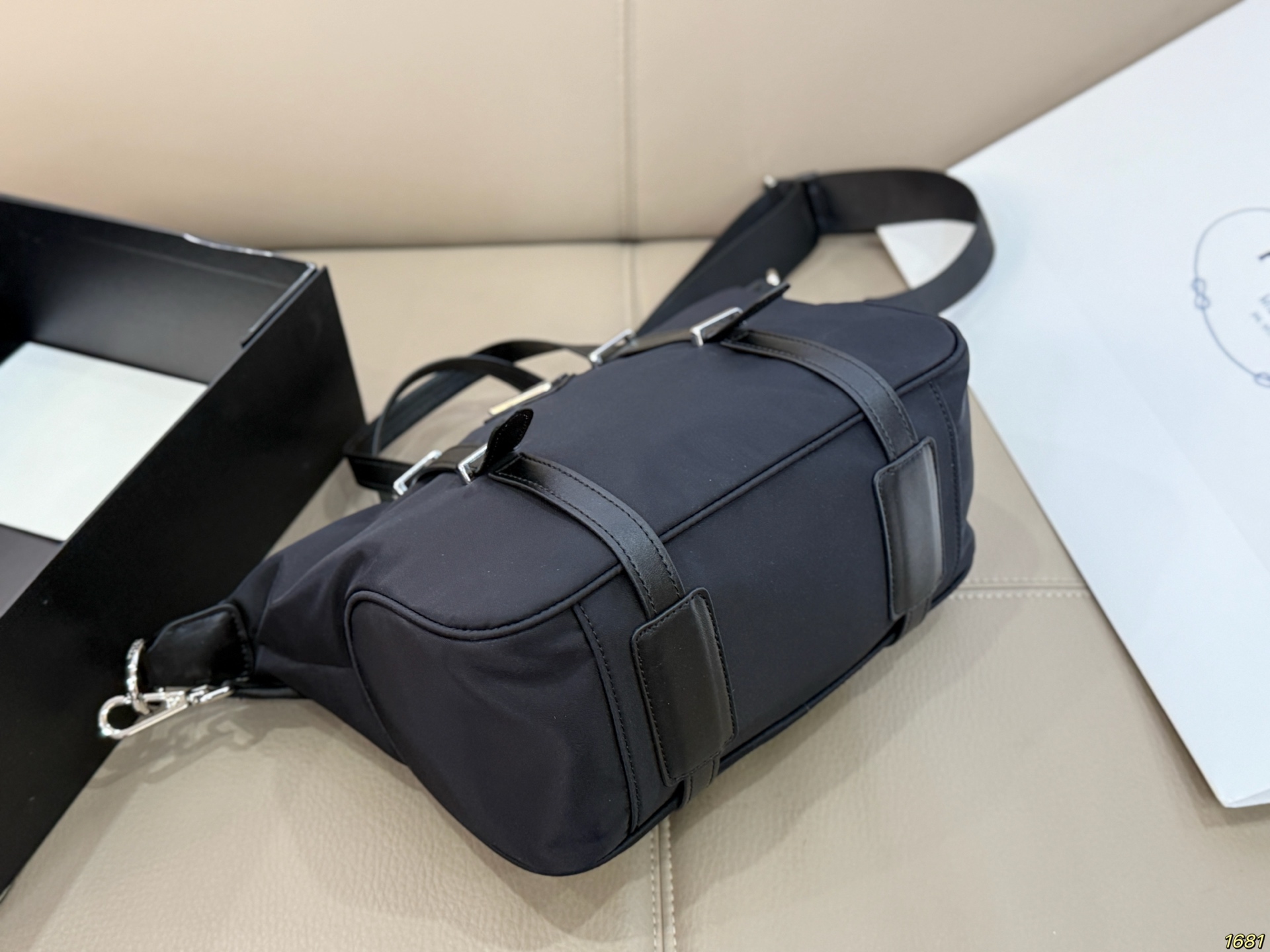 &yen;165 普拉达PRADA 尼龙包 背上身一整个阳光活力又年轻 可可爱爱又能装 气质小姐姐即视感 有种小香的感觉～ 轻便好背，充满高级感，狠狠爱了 尺寸： 25 19