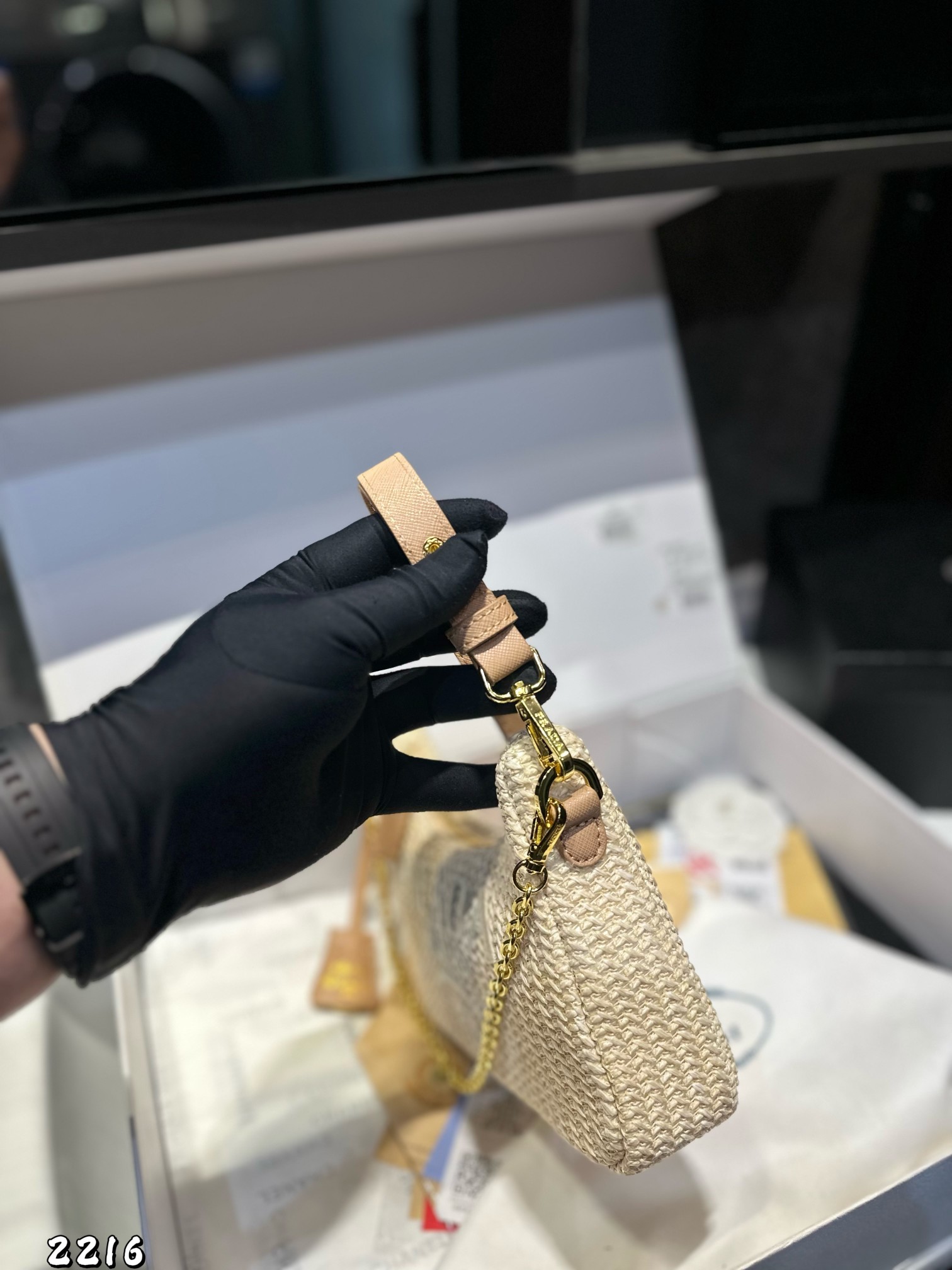 ❤️p125❤️ ✅新品推荐🔜升级版🔥Prada普拉达专柜同款编织hobo腋下包👍高端货！配链条和皮带！各大明星追捧的爆款～棕榈叶和牛皮编织而成‼️采用最好的五金配件！经典logo（size：22*15*5）