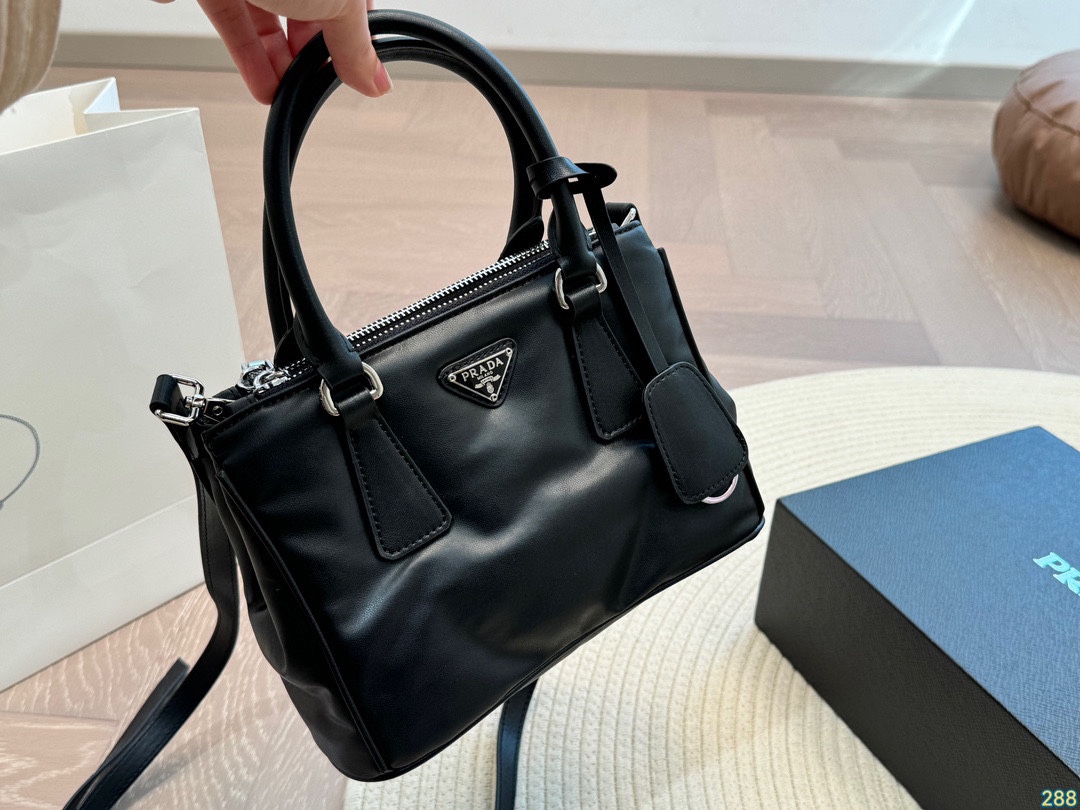 &yen;175折叠盒 普拉达PRADA mini杀手包 新款手提包超级好看 经典对未来的展望 时尚百搭 上身又A又飒 尺寸22 16