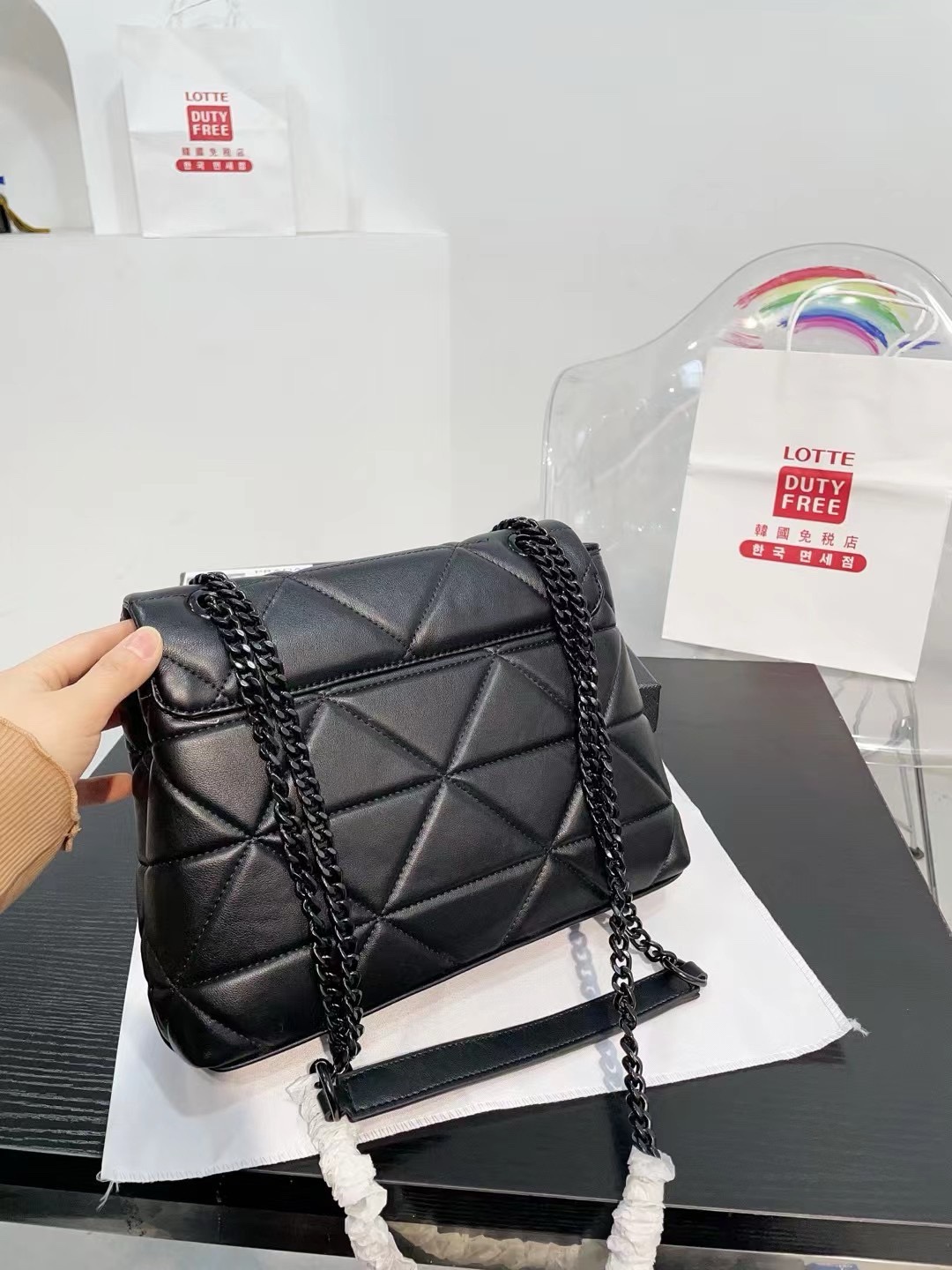 👑💰125💰130💰配盒🎁 尺寸：28.8.20cm/24.6.49cm 普拉达小羊皮斜挎包 单肩包 网红推荐爆款 整个包型，是以当代流行的复古风！单单Logo按扣的设计就可以单手优雅的翻盖