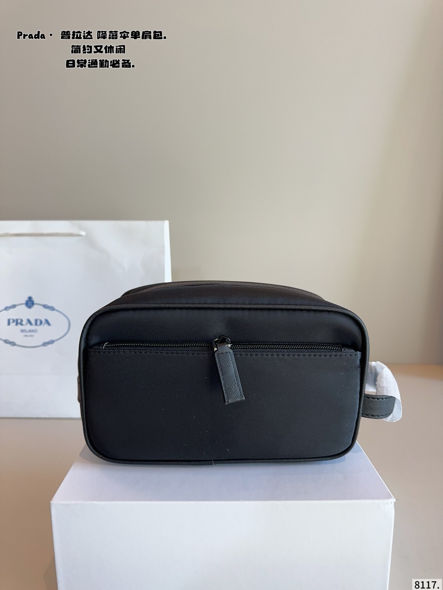 p120配礼盒🎁. 普拉达PRADA 手包. 时髦大气又很酷 这种款就是越看越好看 而且永远都不会过时 经典永远是经典 百搭实用还能凸显个人魅力和气质尺寸：22*10*12cm