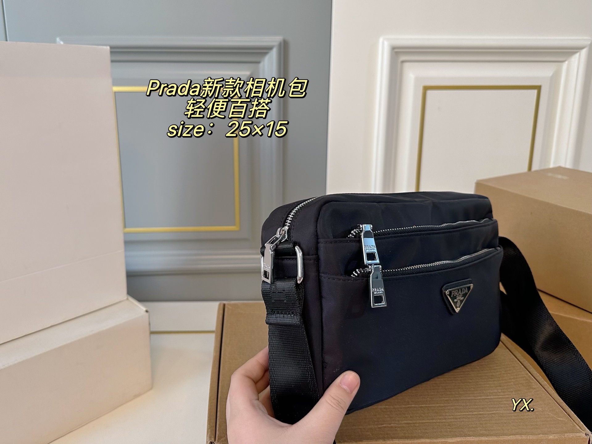 P95（配盒） size：25&times;15 PRADA普拉达新款相机包💕 采用进口尼龙 耐磨耐造 双层设计，方便归纳 容量超可，满足日常💗💗 可盐可甜，上身帅气而性感