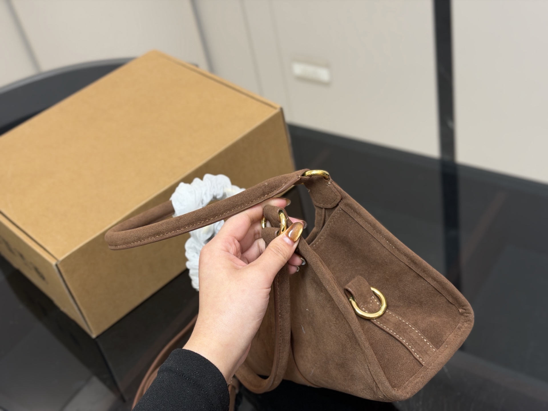 &yen;170 size：26.18cm 普拉达 hobo中古腋下包 多了一份随意和简单， 完全的时尚百搭！