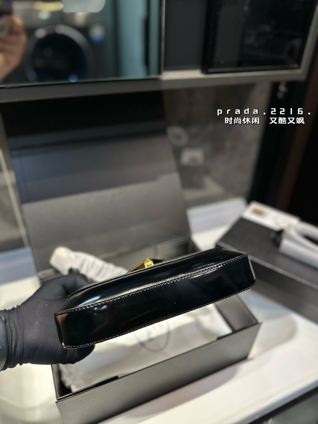 ❤️p120❤️ 普拉达漆皮腋下包 独特的艺术气息 颜值高 集美必入 尺寸25