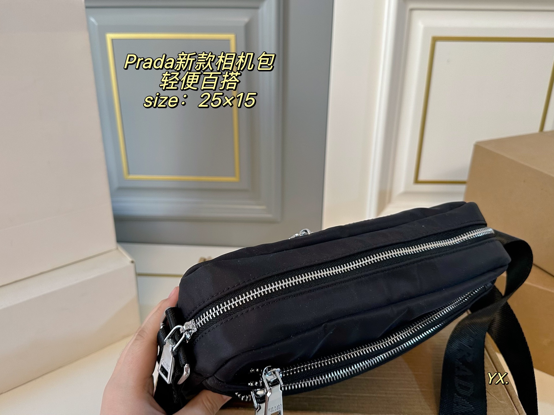 P95（配盒） size：25&times;15 PRADA普拉达新款相机包💕 采用进口尼龙 耐磨耐造 双层设计，方便归纳 容量超可，满足日常💗💗 可盐可甜，上身帅气而性感