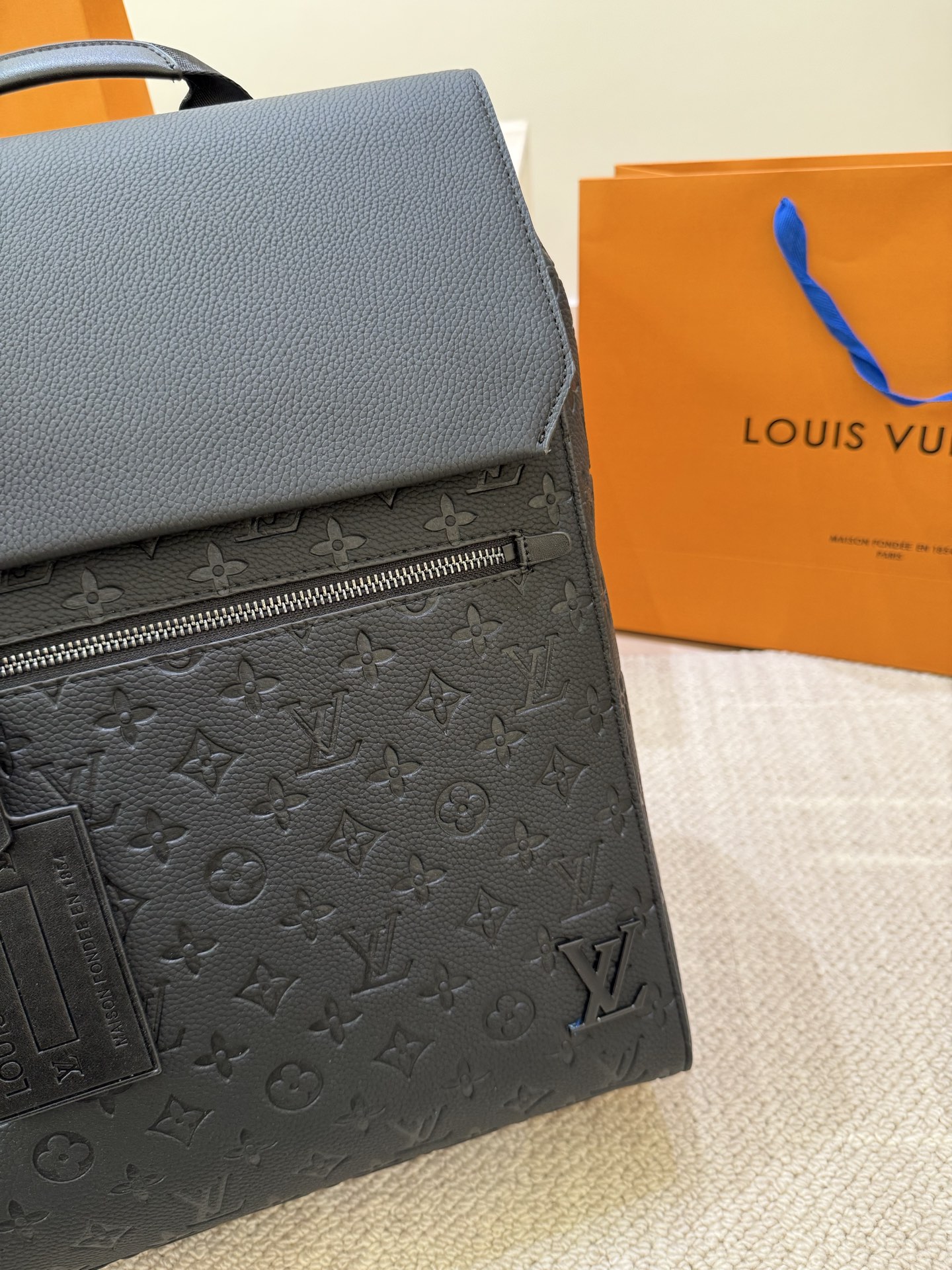 P165 高顔値双肩包/ LV Discovery 百搭通勤经典牛皮双肩包 LV最好看的双 肩包出差旅行必备 休闲商务都可驾驭 容量超大超能装 大热门款个人认为这是一款最合适男士的包包 超级酷 COOL 尺寸 30 40cm