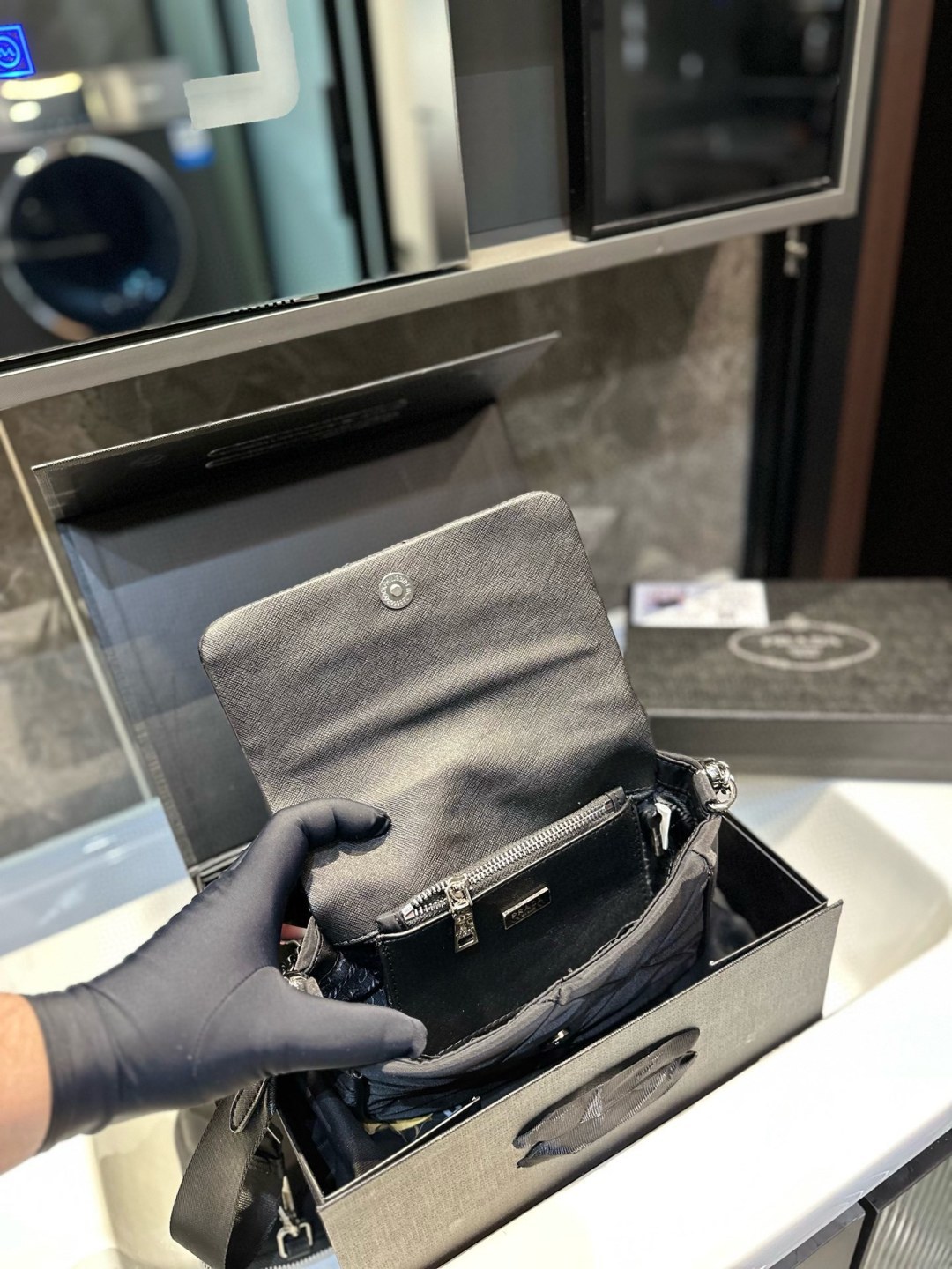 ❤️p125（礼盒包装）❤️ PRADA/普拉达新款System羊皮菱格邮差包 三合一女包 轻巧有型隐藏式前V拉链和翻盖设计包形与正面的三角标争相呼应突出了品牌logo标识的主题~肩带都可以调节 yx尺寸20 18cm