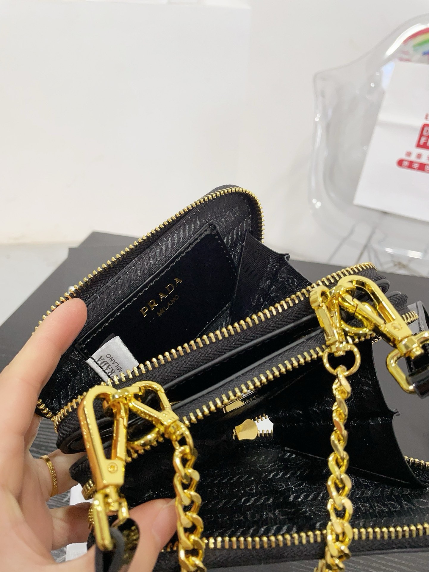 📷💰115配盒子 Prada 三角包❤️ 普拉达家新款 迷你小三角包/精致零钱包时尚凹凸造型单品 拿来当配饰也是极好的时髦小配件可爱的不要不要的 尺寸 16.10cm