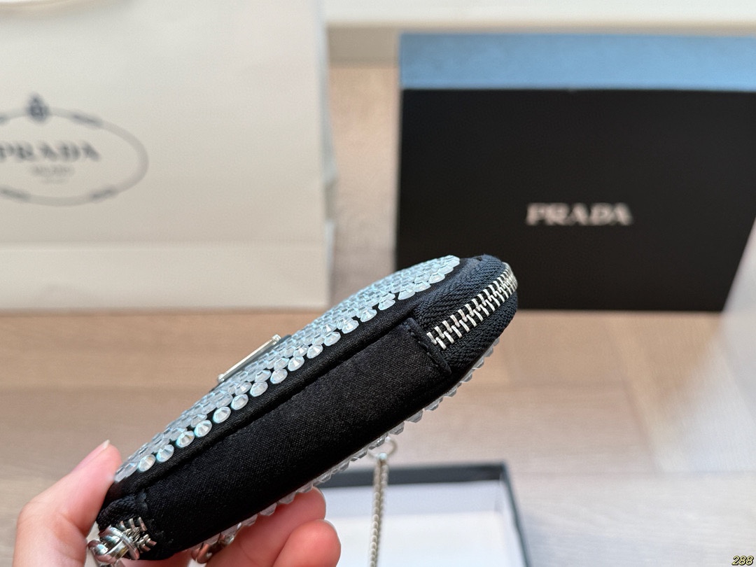 &yen;100配盒 Prada 普拉达三角包 零钱包 超好搭 最近真的好火，脑子里是瞬间相出了N种搭配方式，非常的百搭，上身也非常的好！尺寸14 11