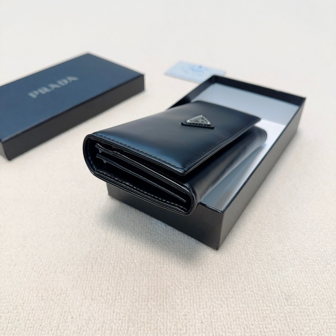 P90🎀🎀颜色 黑🎀尺寸 19x10🎀实拍普拉达爆款牛皮两折钱包🔥款式经典做工精细耐磨耐用手感极佳❤