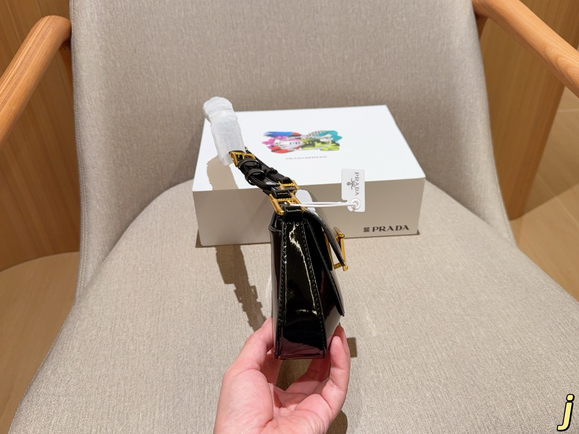 💰170 普拉达prada 新款fw亮皮漆皮hobo腋下包 翻盖法棍包 尺寸24&times;14&times;4 礼盒包装🎁