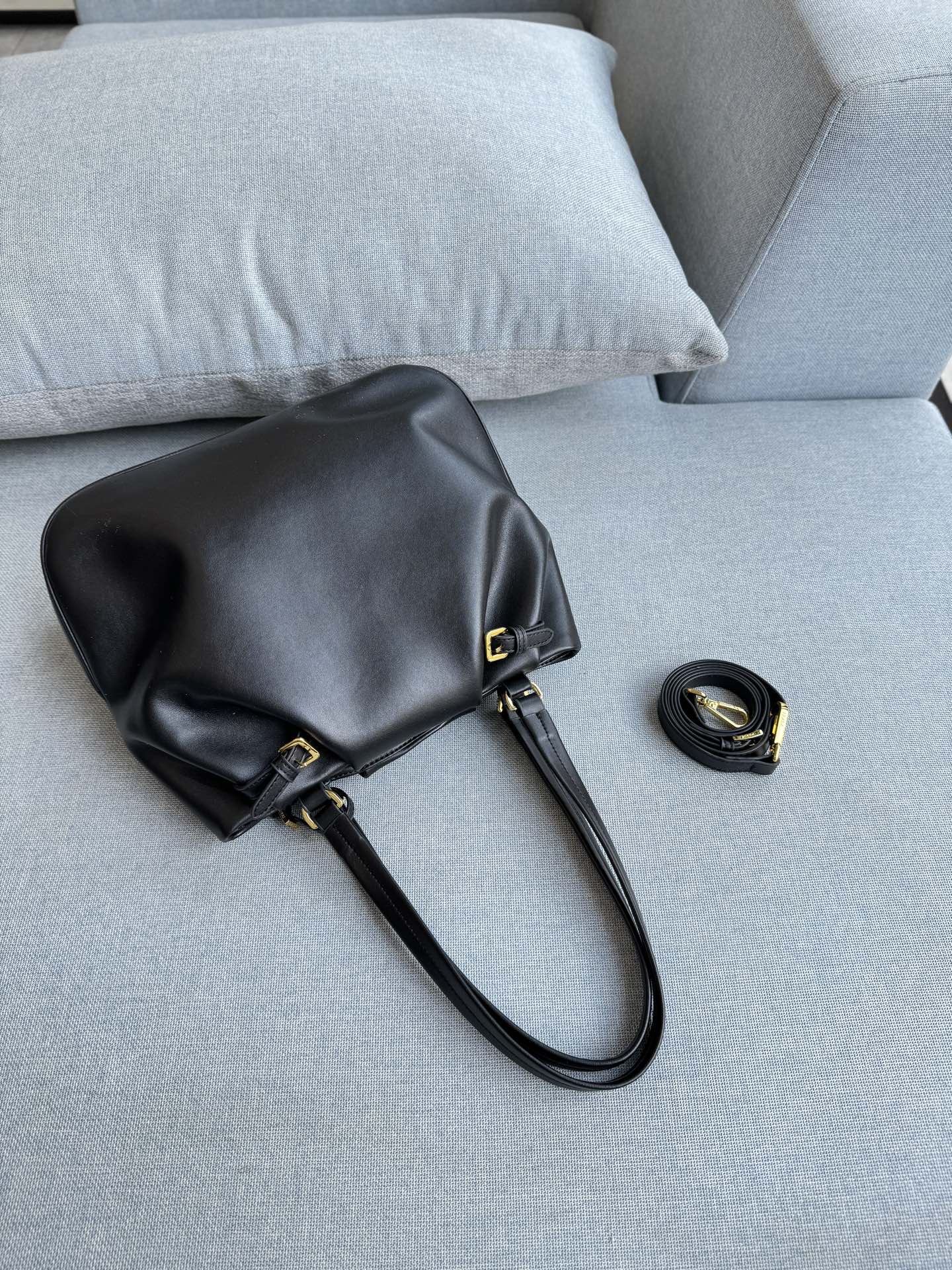 💰180 天地盖 size：31&times;26 PRADA普拉达 托特包 购物袋 腋下包 单肩包 这么高级的Prada谁能不爱🖤 黑金Prada垃圾袋 全皮腋下托特包 Prada全皮单肩腋下黑金托特包 自行配链条可变垃圾袋款 肩带可以收进包内 磁吸扣 时髦感都快要溢出来了