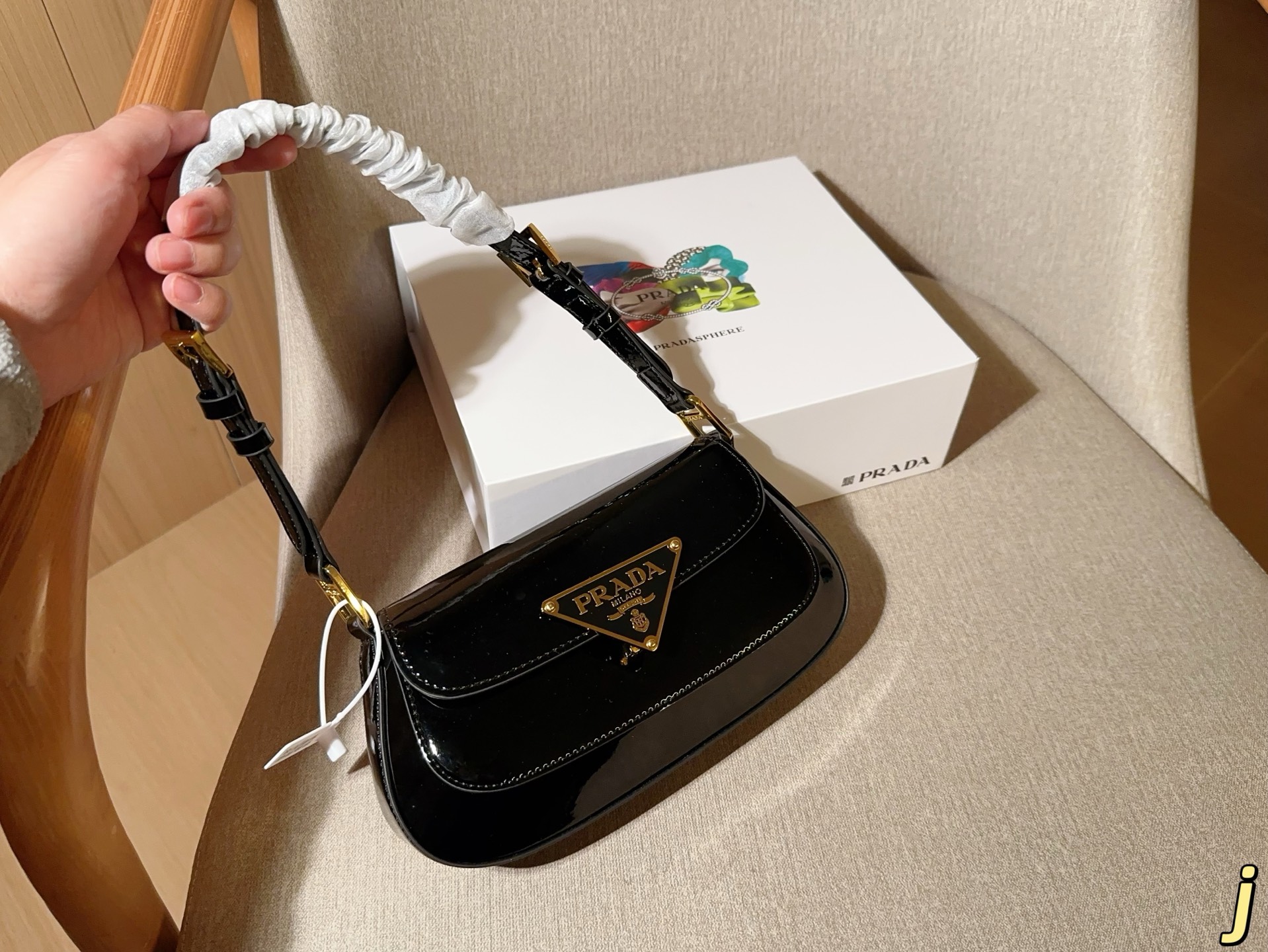 💰170 普拉达prada 新款fw亮皮漆皮hobo腋下包 翻盖法棍包 尺寸24&times;14&times;4 礼盒包装🎁