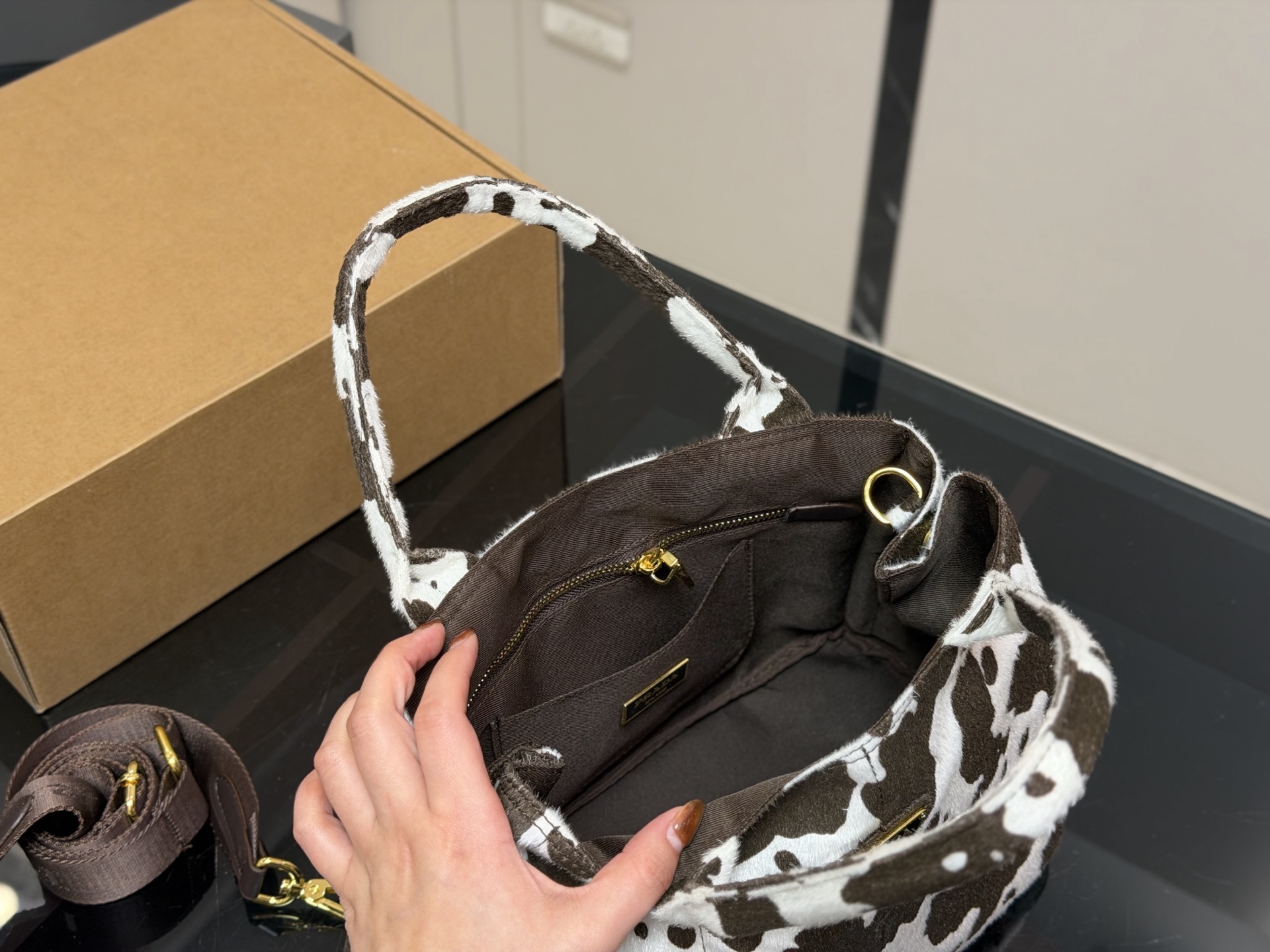 &yen;140 size：29.20cm 又是心动Prada托特的一天. 松弛慵懒的tote包真的爱惨了 普拉达tote（保龄球） 上身满满的高级感！ 日常通勤必备哦！