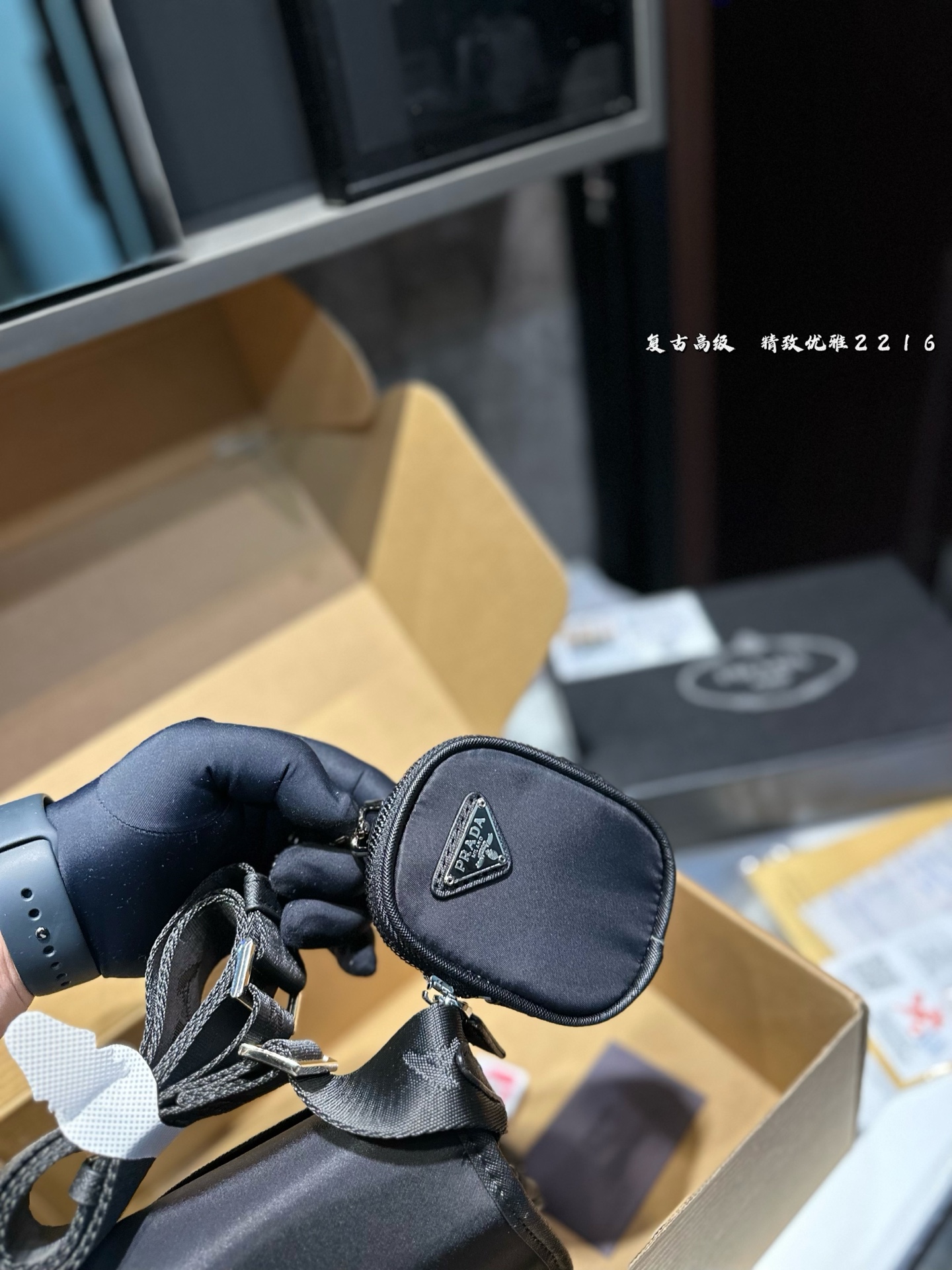 ❤️p125❤️ 普拉达Prada尼龙包 在时尚中增加柔美感 颜值真的绝绝子 谁看能不心动呢✨ 尺寸 13 18