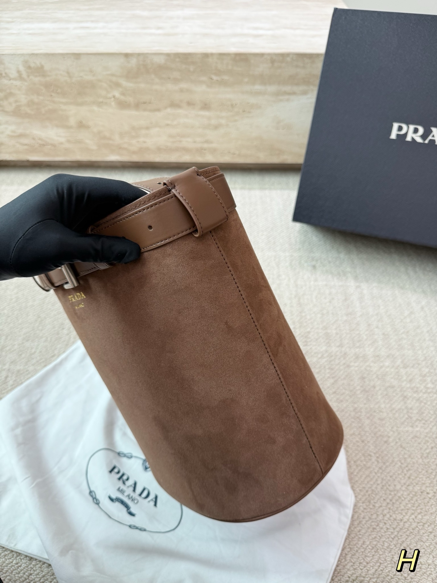 P205 配礼盒🎁 普拉达水桶 麂皮 又是心动Prada托特的一天. 松弛慵懒的tote包真的爱惨了 上身满满的高级感！ 日常通勤必备哦！ 尺寸：28.26