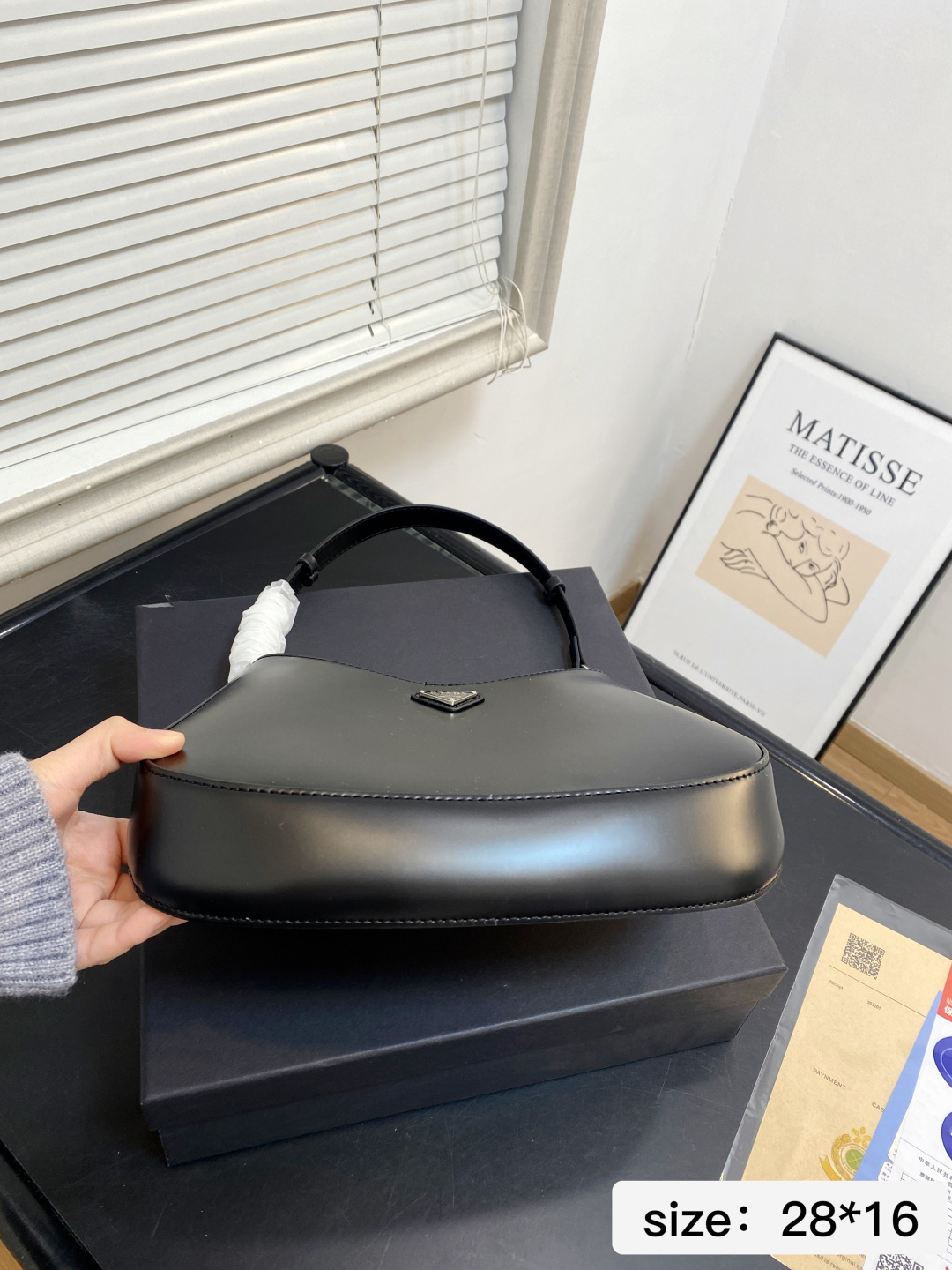 🅿️💰105 配礼盒 尺寸28*16 Prada洋气单品 普拉达腋下包 这个系列将是Prada接下来一整季的主打款式。Prada 手袋的曲线型设计分外醒目，当手包很优雅，时尚百搭！打麻将逛街也很轻便哦！ 7688