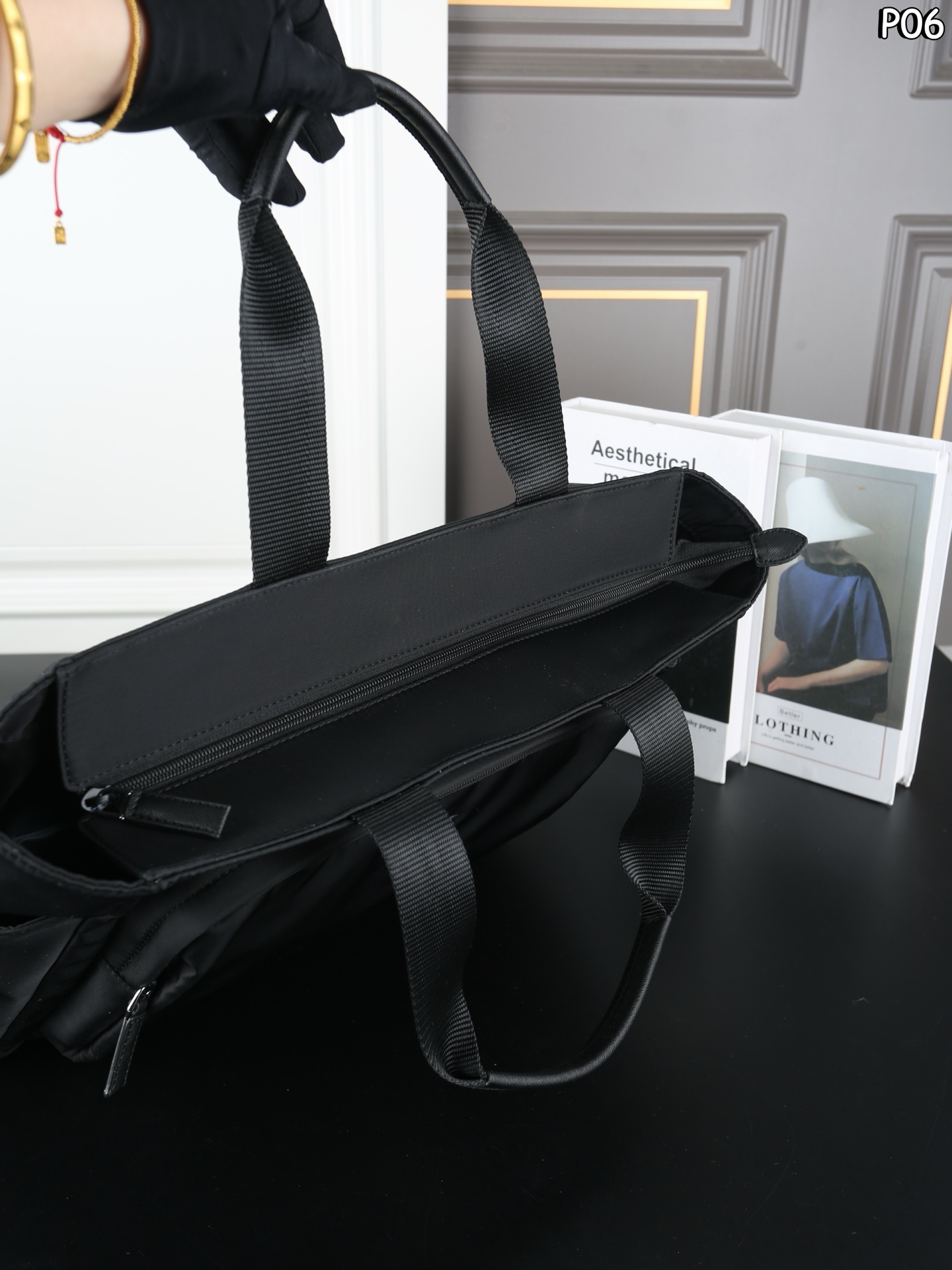 P180 PRADA普拉达 Re-Nylon 托特包Tote包购物袋 尼龙 手提包 这款托特包采用进口尼龙面料，前幅拉链口袋设计，包身两侧口袋可放水杯/雨伞....等等，可手提肩背，出短差和平时用都没问题，功能性非常实用，又是一款永久不过时爆款🎉🎉 Prada 最轻便的包包 尺寸：41&times;32