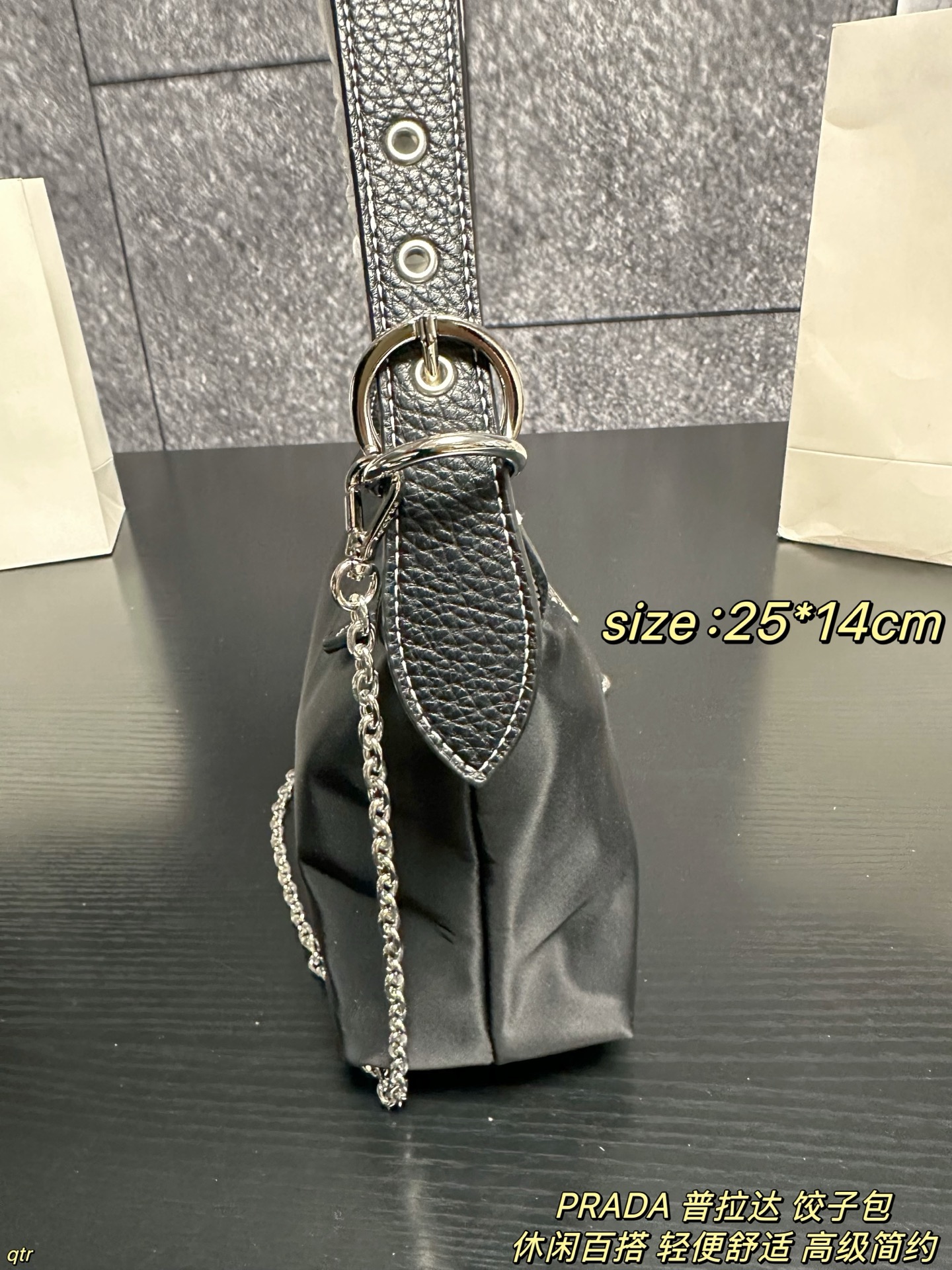 P95配盒 PRADA 普拉达 饺子包 不撞包又实用的小众 Prada尼龙饺子包，这颗造型非常可爱🤩像一个饺子🥟嘿嘿～简约又不失设计感 百搭实用款✨使用率也会很高 因为它好看又方便呀，贴心的设计边角还有皮革保护防磨损，容量也很大 出街通勤都没有问题滴～ 尺寸：25*14cm