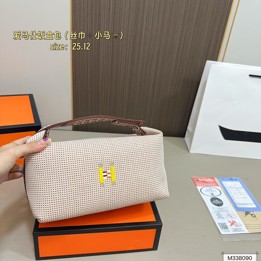 💰105 礼盒包装 丝巾➕小马 爱马仕帆布收纳包饭盒包。 帆布的材质随性且休闲！ 优雅贵气高级感并存！ 尺寸25&times;12