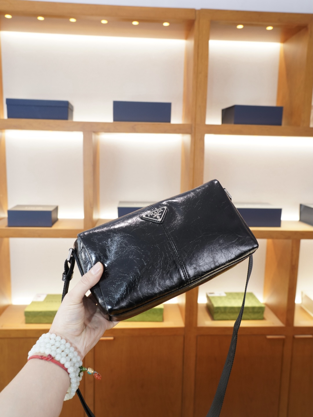 P110 🇮🇹 PRADA 普拉达 官网同步 高版本 斜挎单肩背包 永恒不过时的标志性产品 纯原单牛皮 顶级五金制作 非市面普通版本 今年最爱的款式 全部实拍 实用性非常高 完全不用担心穿搭 配全套包装礼品盒 【规格：25x14x10】