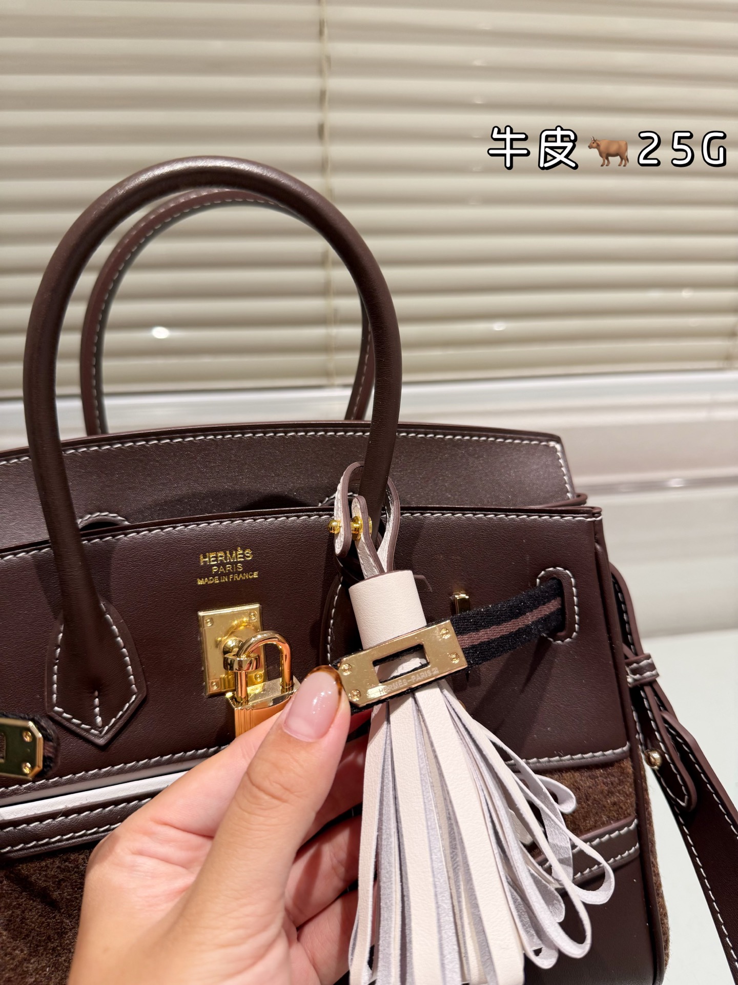 顶级原单 头层牛皮 P325 P310 Hermes 爱马仕｜Birkin 30Goteam 头层Barenia Natural搭配羊毛毡 秋冬战包怎么少的了GoTeam Birkin 爱马仕Birkin30 GoTeam可以说是为数不多的秋冬特别款了吧 当别人还在讨论皮质的时候，GoTeam早就一改风格将毛毡／皮革和编织融为一体，多元的融合毫无违和感，反而缔造一种新式审美！不被拘束，自由随性！ 简简单单一身行头，拎上Birkin30GoTeam，这不就是大家想要的穿搭显贵 配搭就不基础 不用刻意打扮 毕竟这种刻在DNA里的率性也是被铂金 给玩明白 嘿～宝贝！这个秋冬别再一成不变了，和这只帅气无比的Birkin30 GoTeam一起燃起来吧！ 尺寸 30cm 25cm