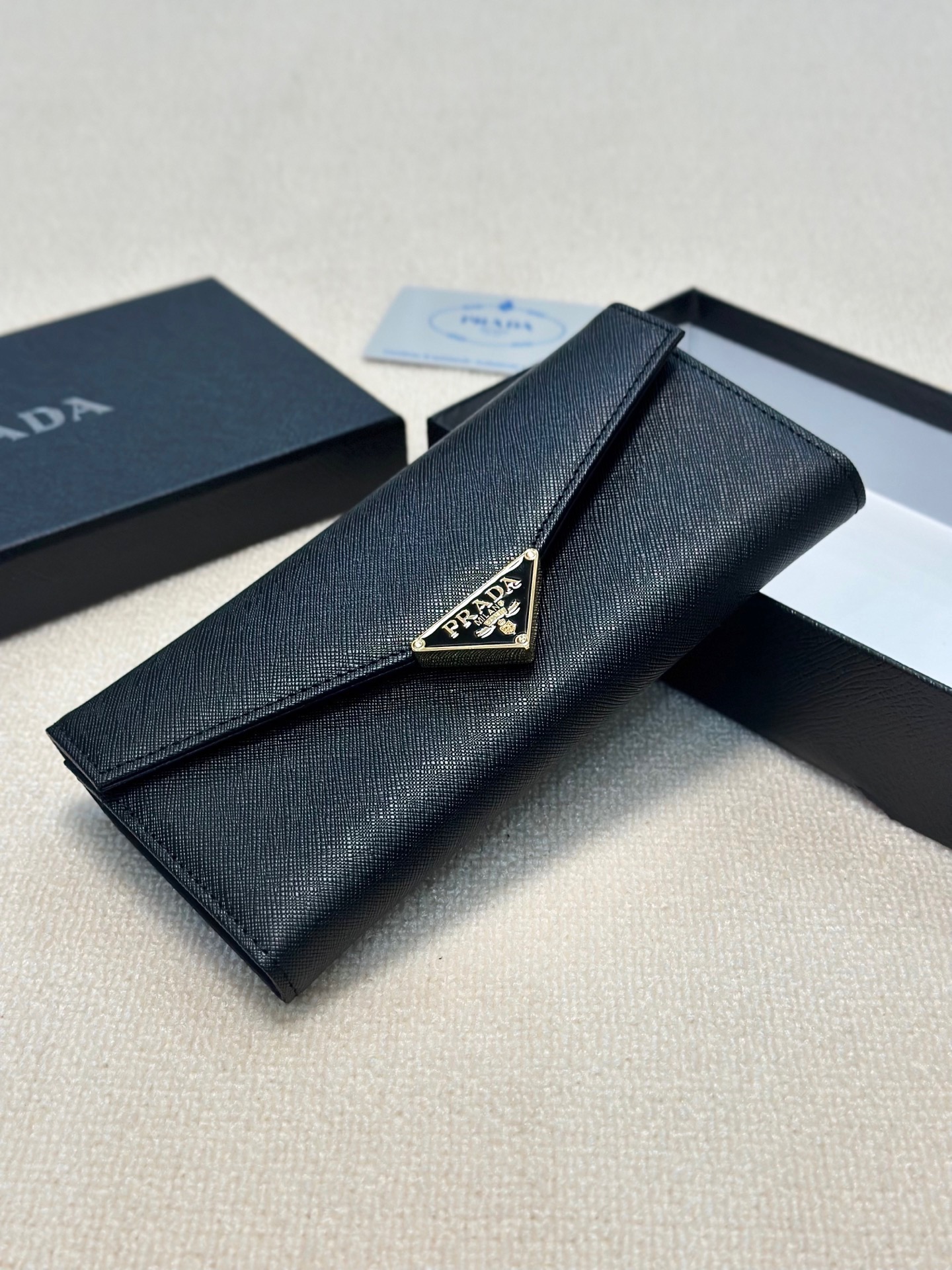 P95🎀🎀颜色 黑🎀尺寸 19x10🎀普拉达爆款牛皮两折钱包🔥款式经典做工精细耐磨耐用手感极佳❤